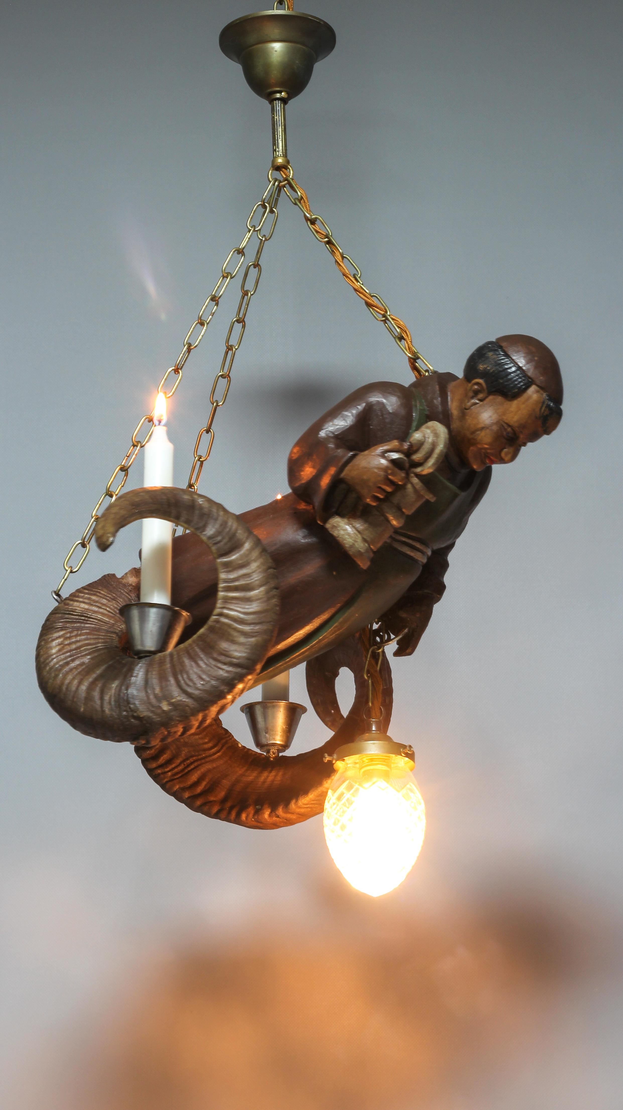 Hand-Carved Wooden Pendant Light Lustermandl with Cellar Master Figure, ca. 1920 1