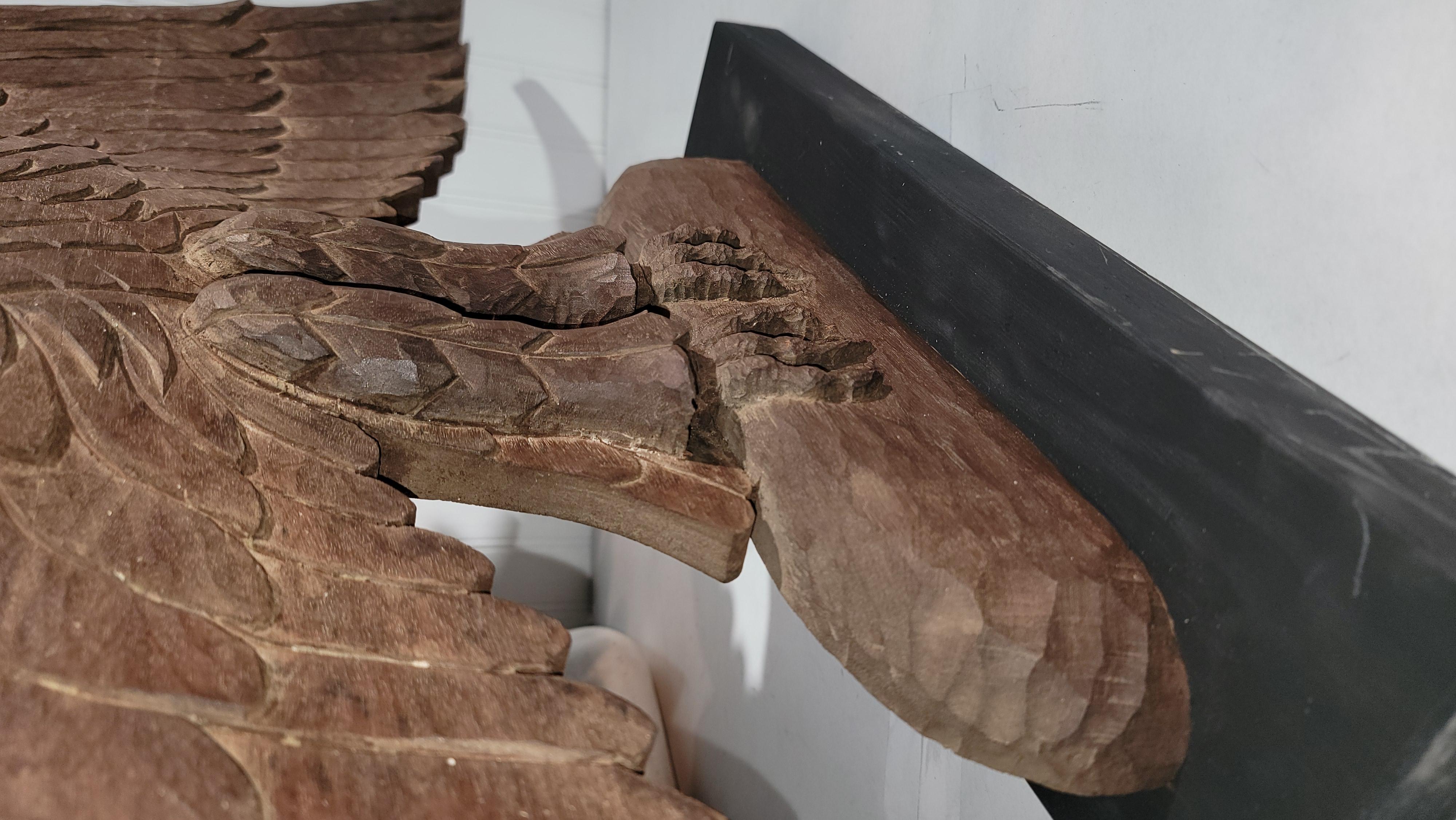Placa de madera tallada a mano Águila sobre base de madera personalizada en venta 2