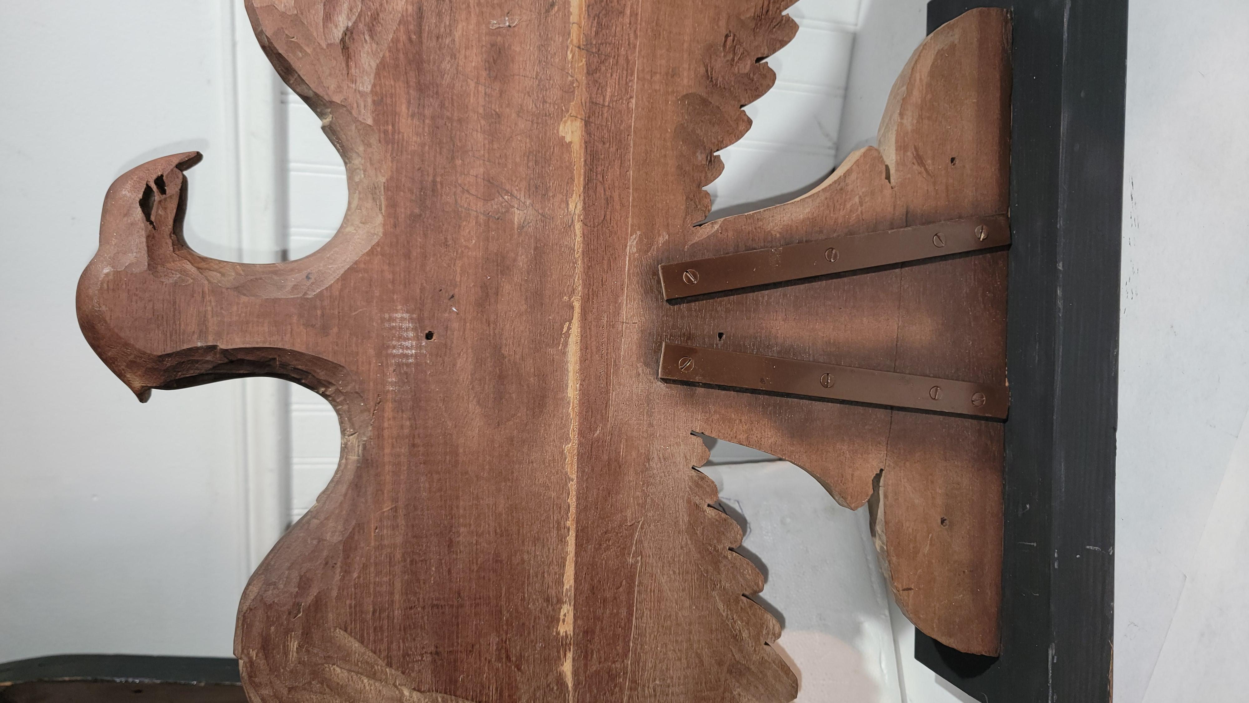 Placa de madera tallada a mano Águila sobre base de madera personalizada Tallado a mano en venta