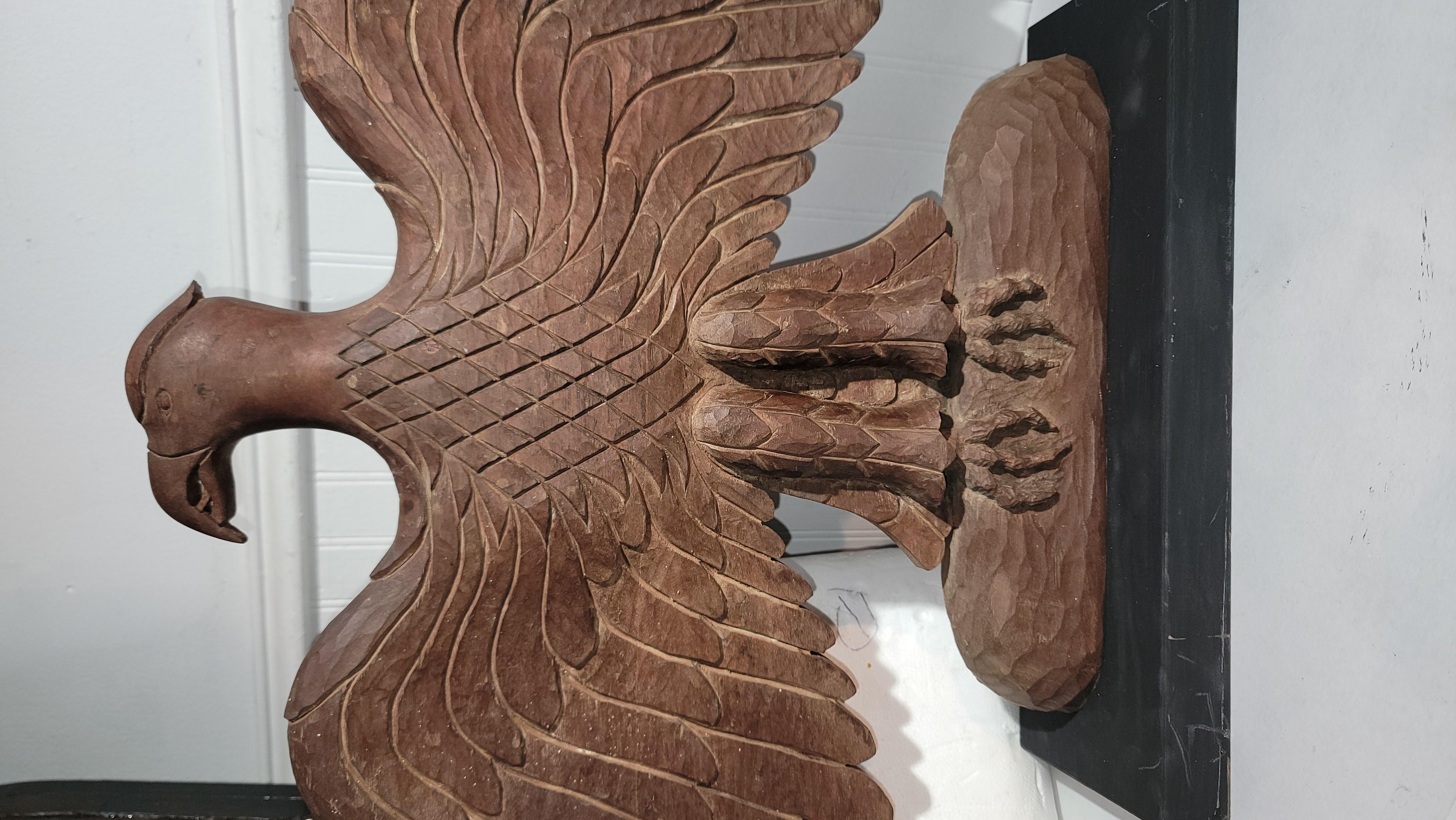 Placa de madera tallada a mano Águila sobre base de madera personalizada en Bueno estado para la venta en Los Angeles, CA