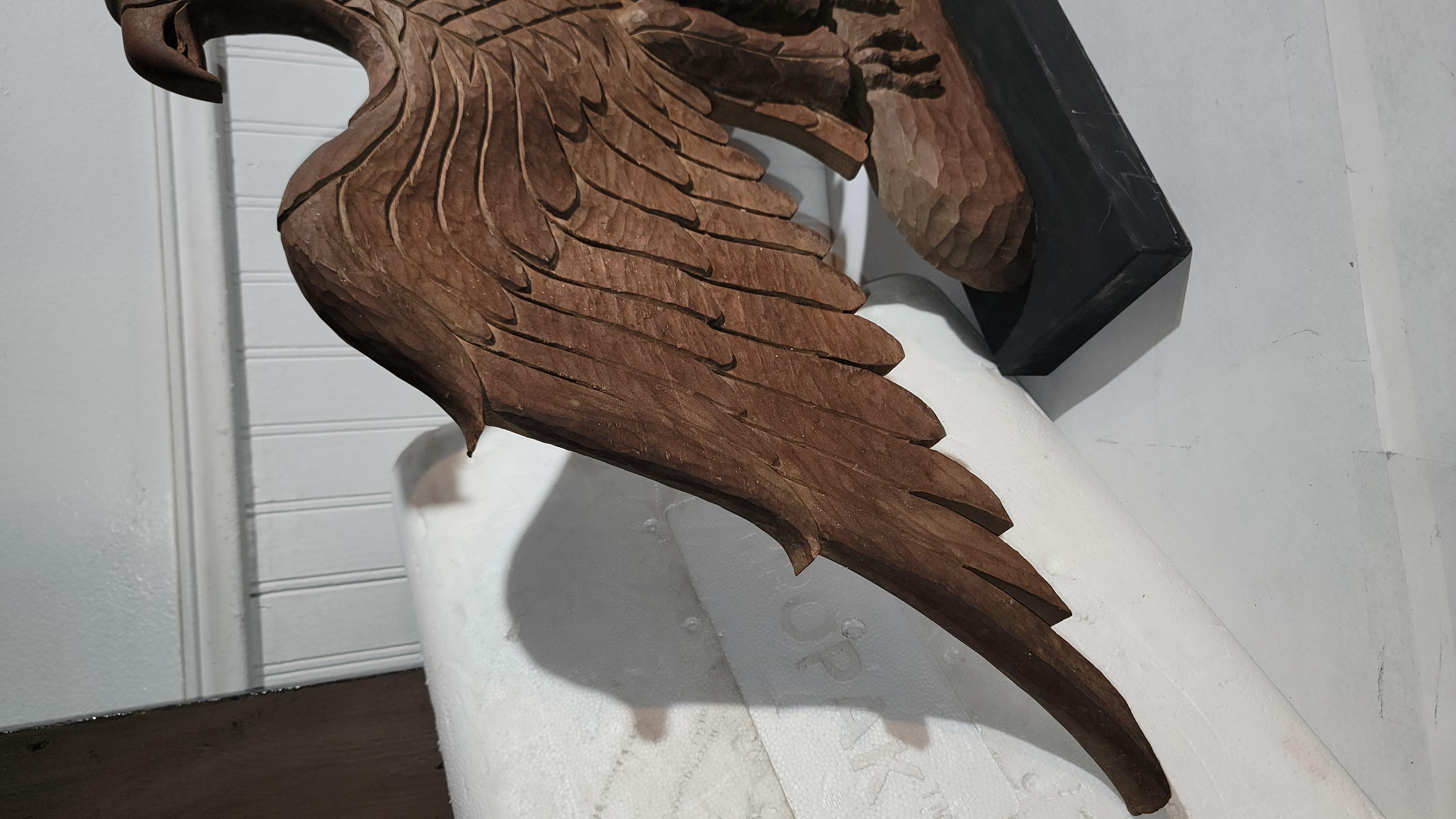 Placa de madera tallada a mano Águila sobre base de madera personalizada mediados del siglo XX en venta