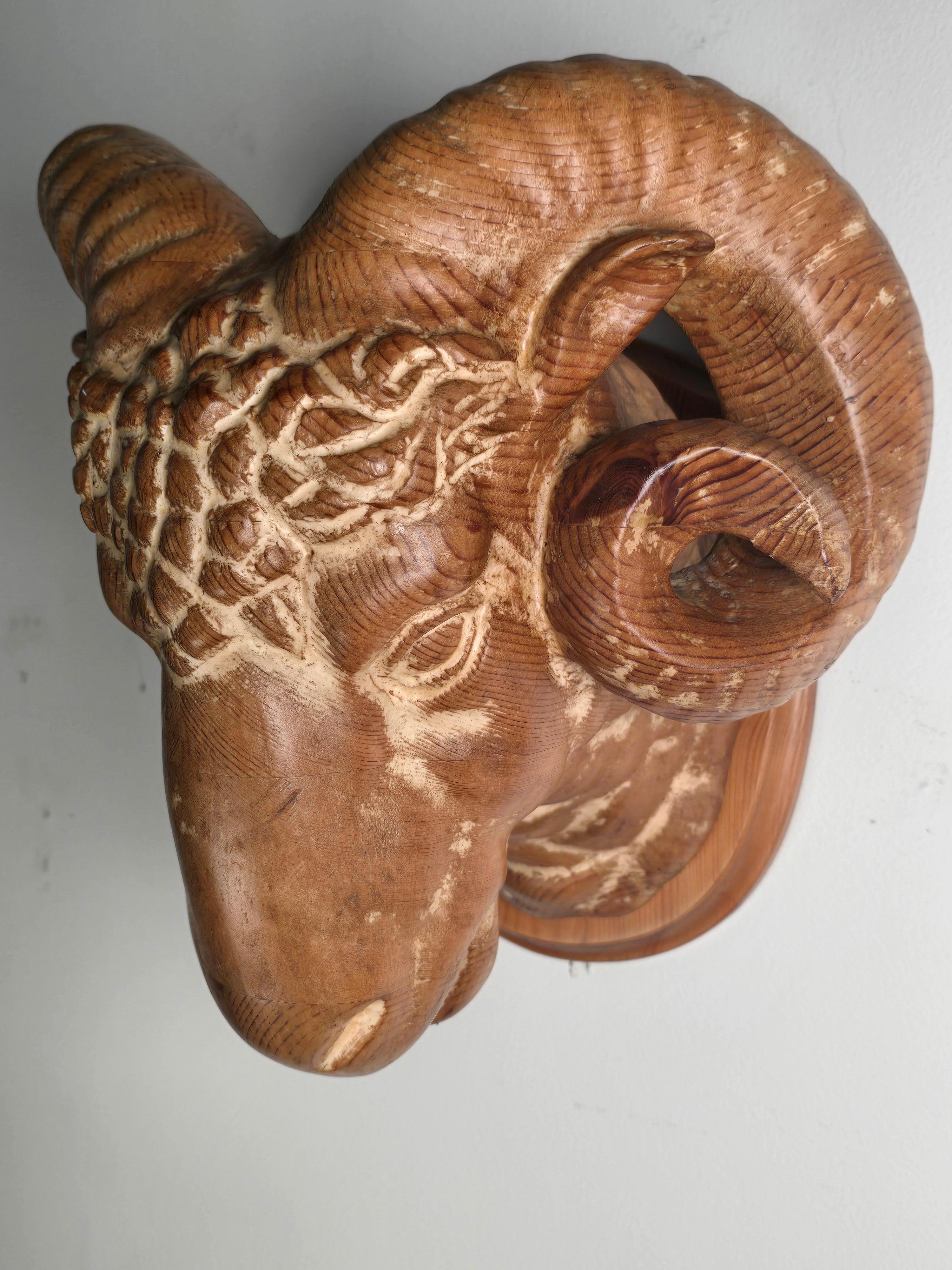 Sculpté à la main Support mural à tête de bélier en bois sculpté à la main par Sarreid, Espagne, années 1970 en vente