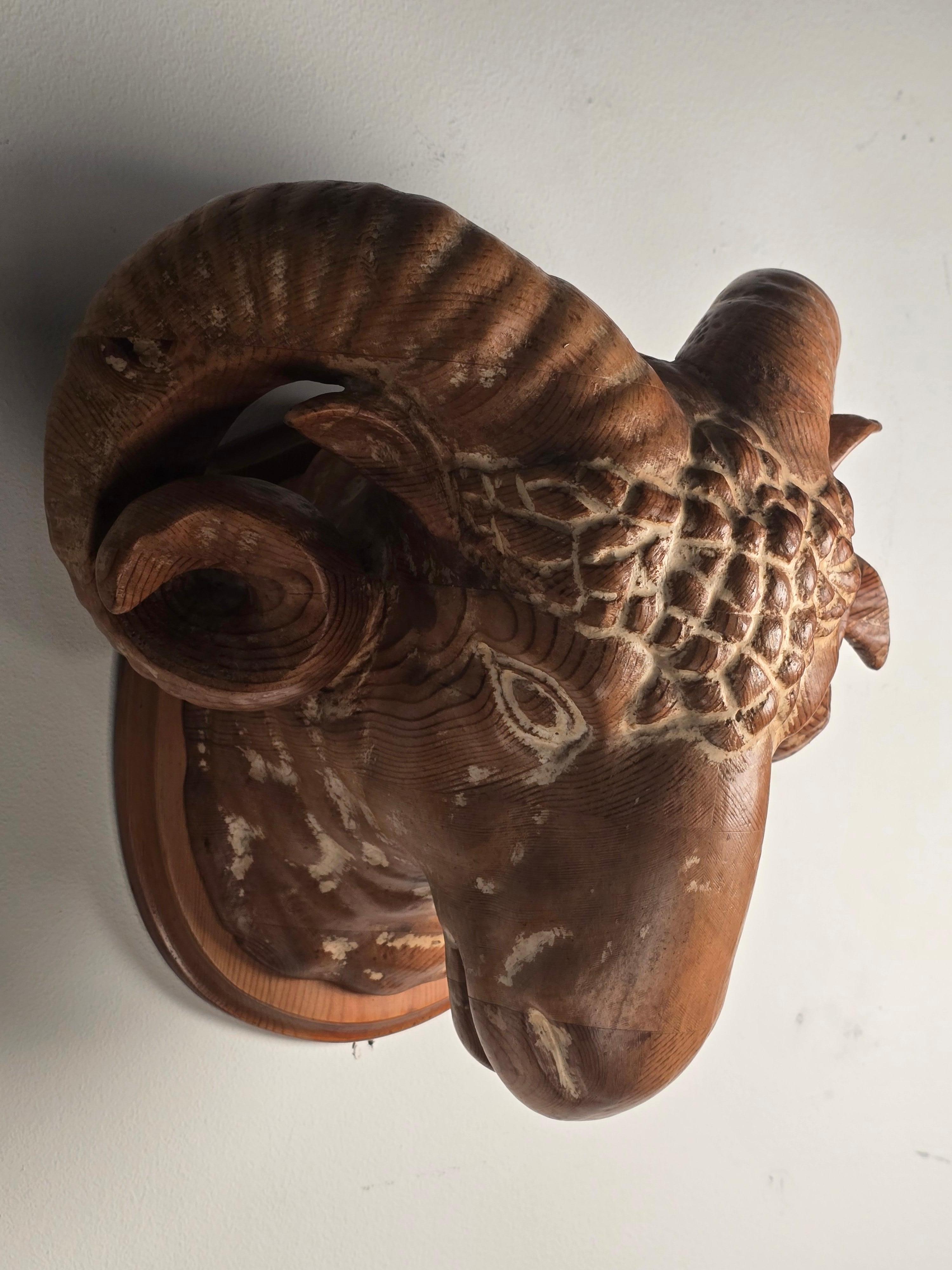 Support mural à tête de bélier en bois sculpté à la main par Sarreid, Espagne, années 1970 Bon état - En vente à Kilmarnock, VA