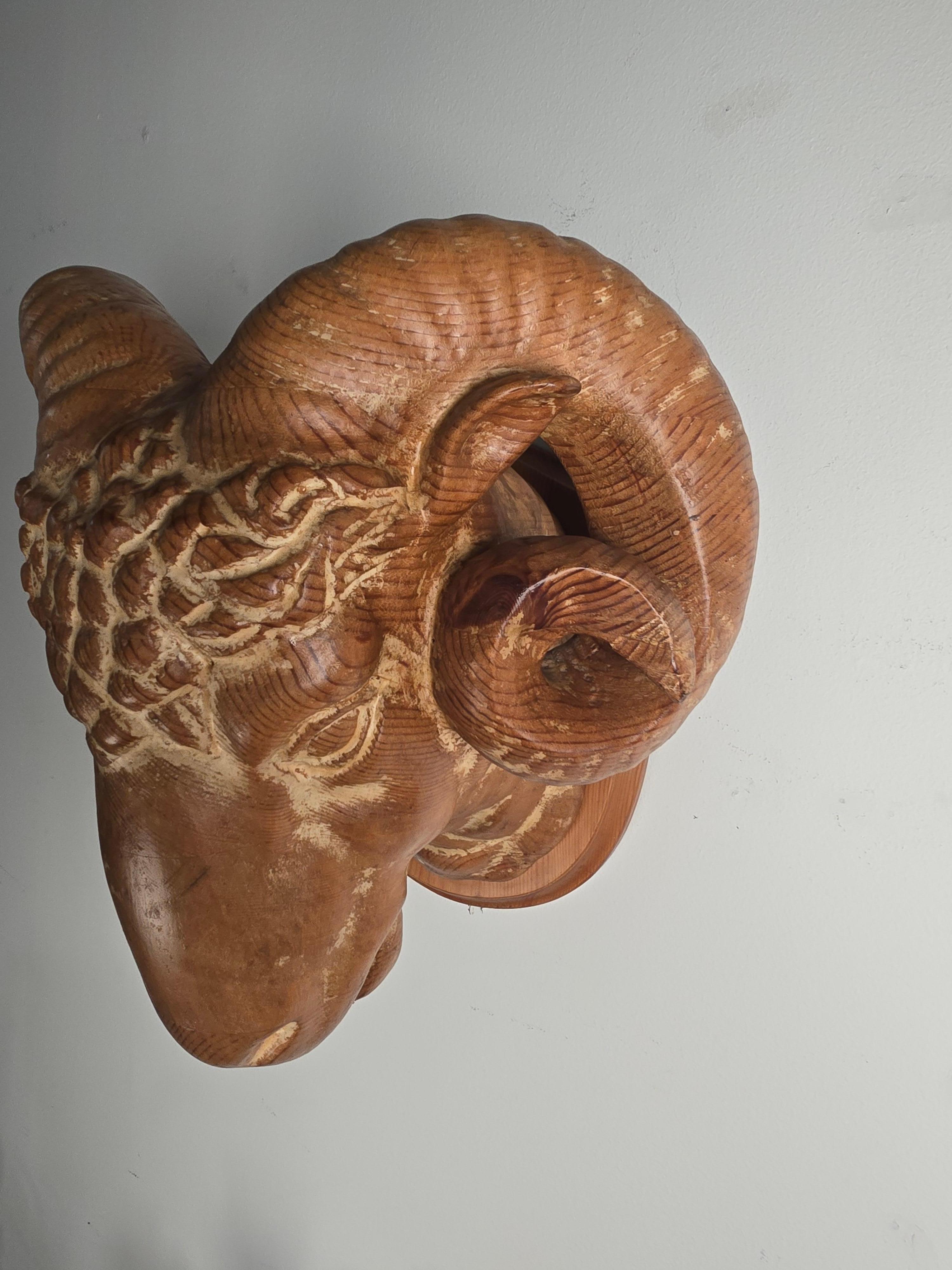 Bois Support mural à tête de bélier en bois sculpté à la main par Sarreid, Espagne, années 1970 en vente