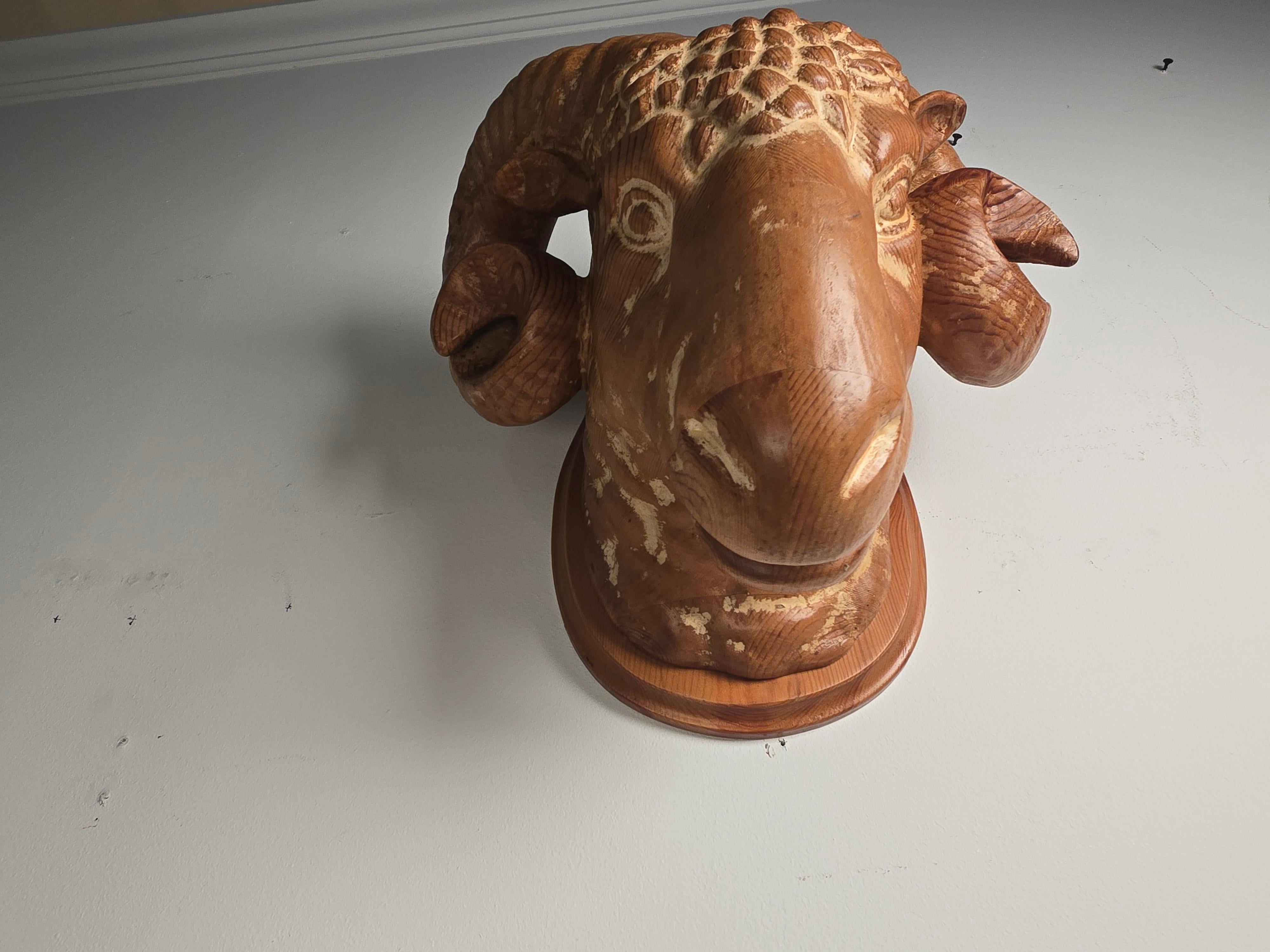 Support mural à tête de bélier en bois sculpté à la main par Sarreid, Espagne, années 1970 en vente 1