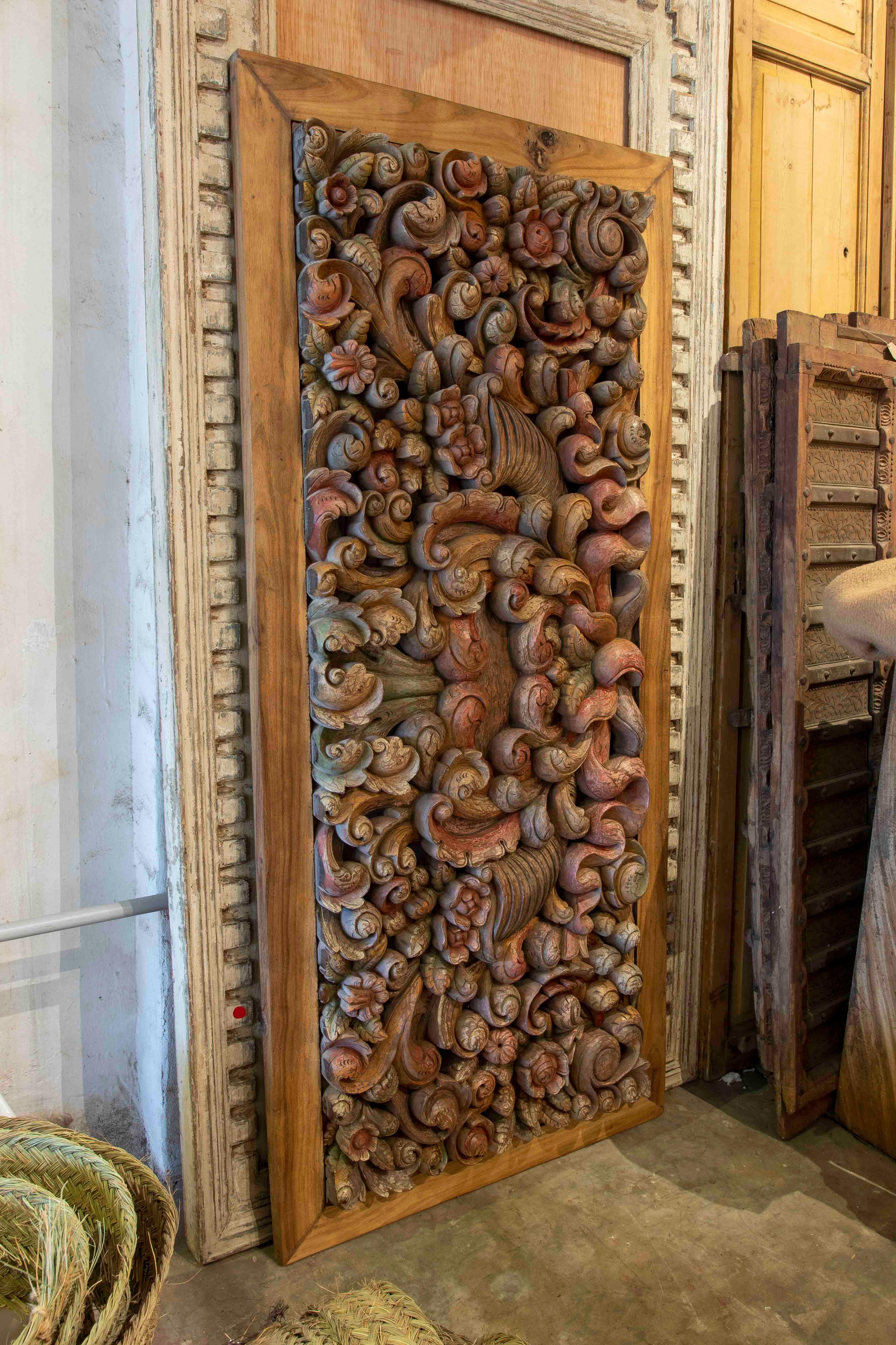 Rilievo in legno intagliato a mano con decorazione di fiori e foglie incorniciata in vendita 1