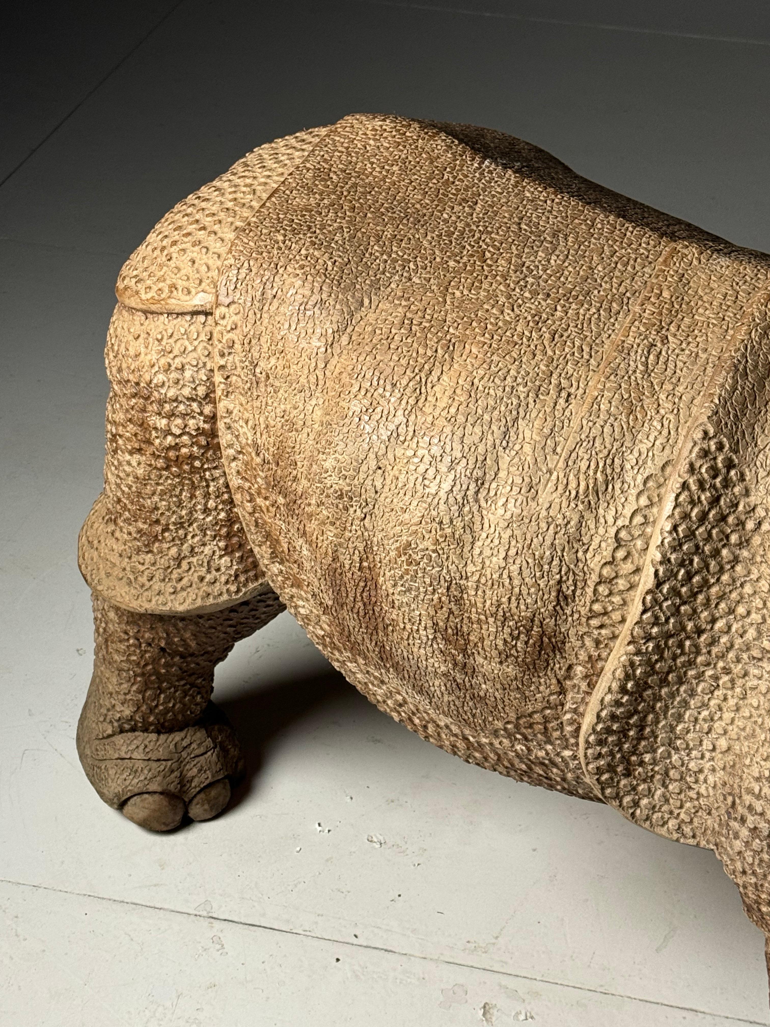 Rhinocéros en bois sculpté à la main Asie du Sud-Est 1960 en vente 7