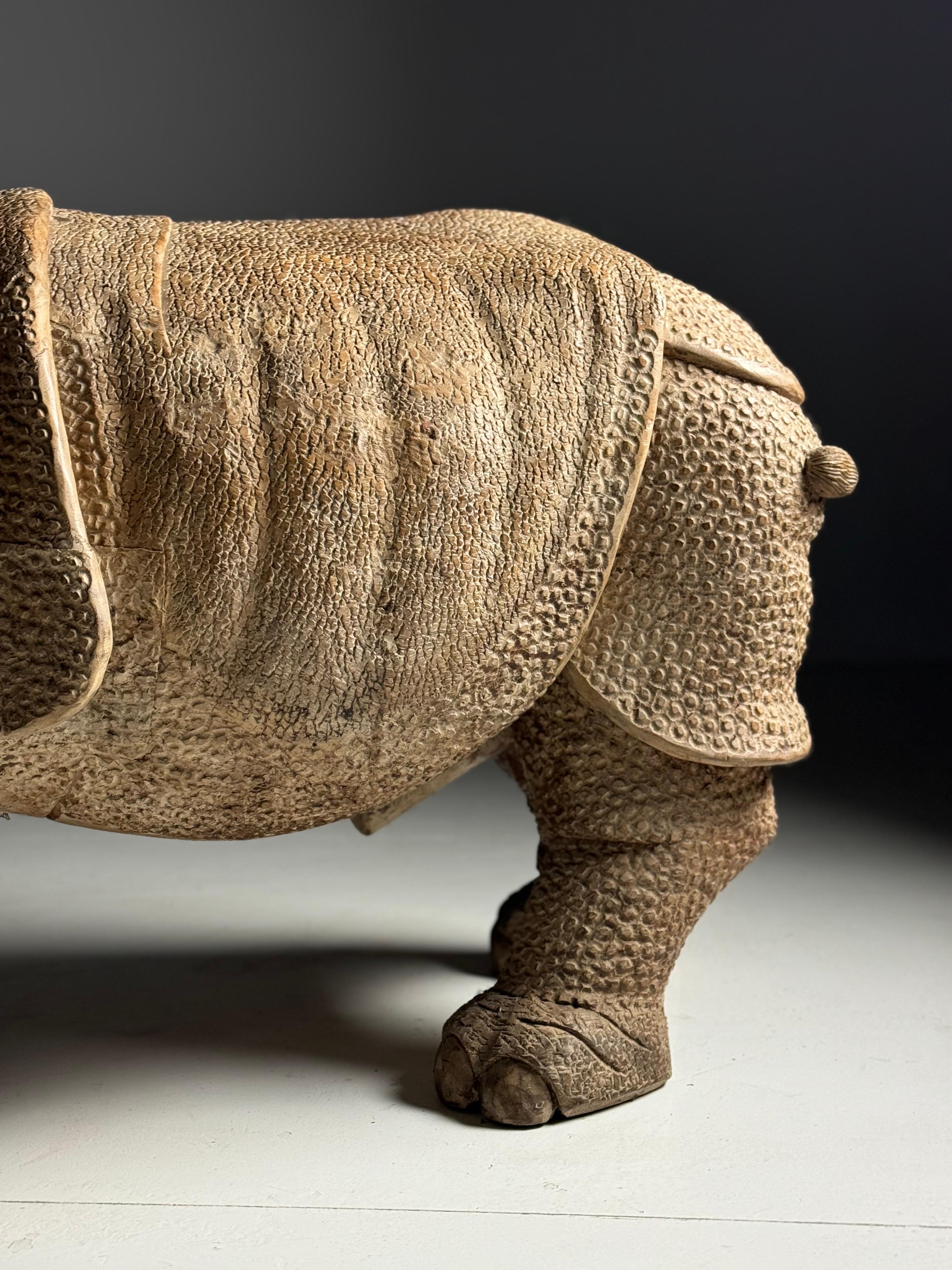 Rhinocéros en bois sculpté à la main Asie du Sud-Est 1960 en vente 8
