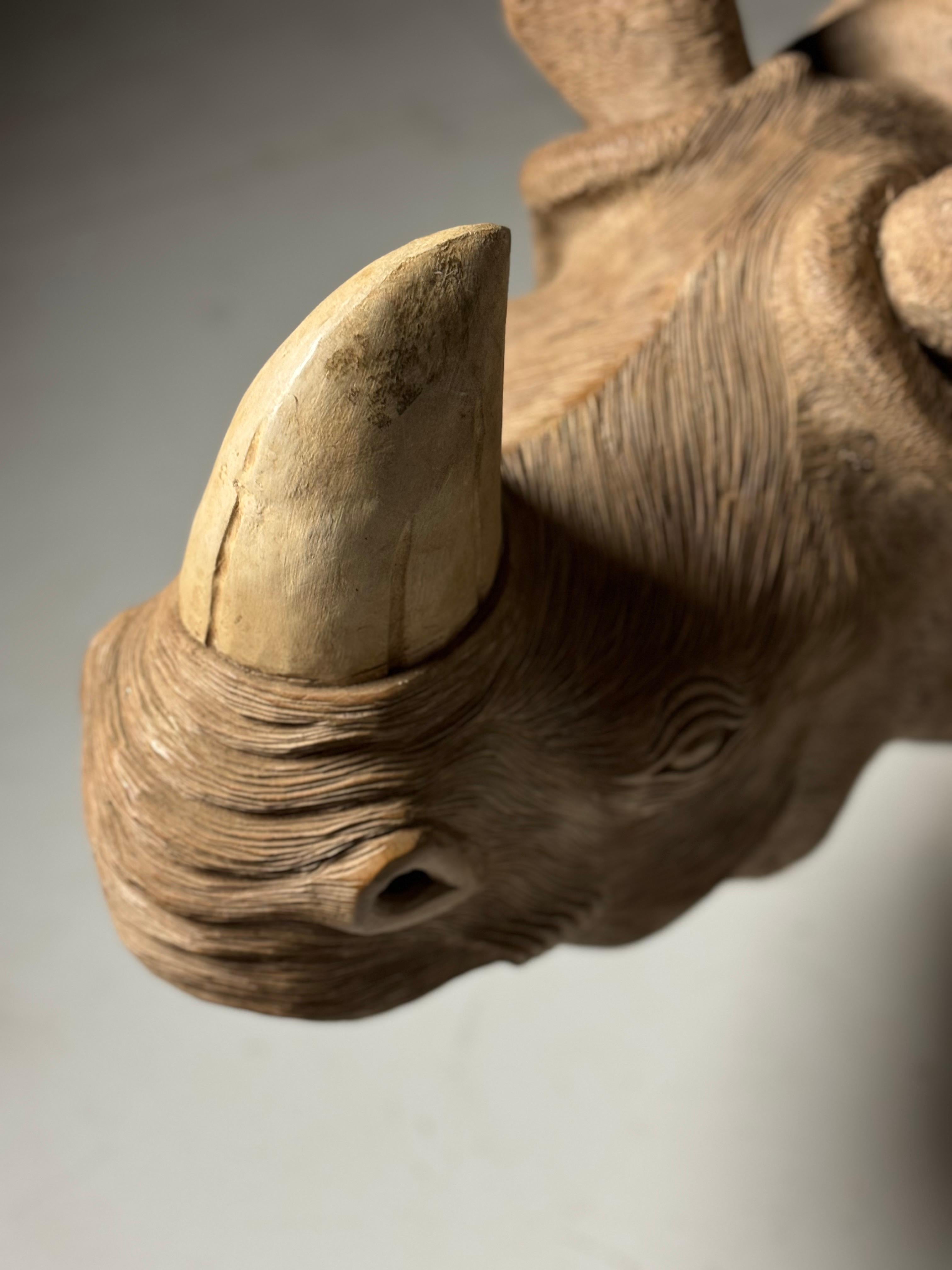 Rhinocéros en bois sculpté à la main Asie du Sud-Est 1960 en vente 9