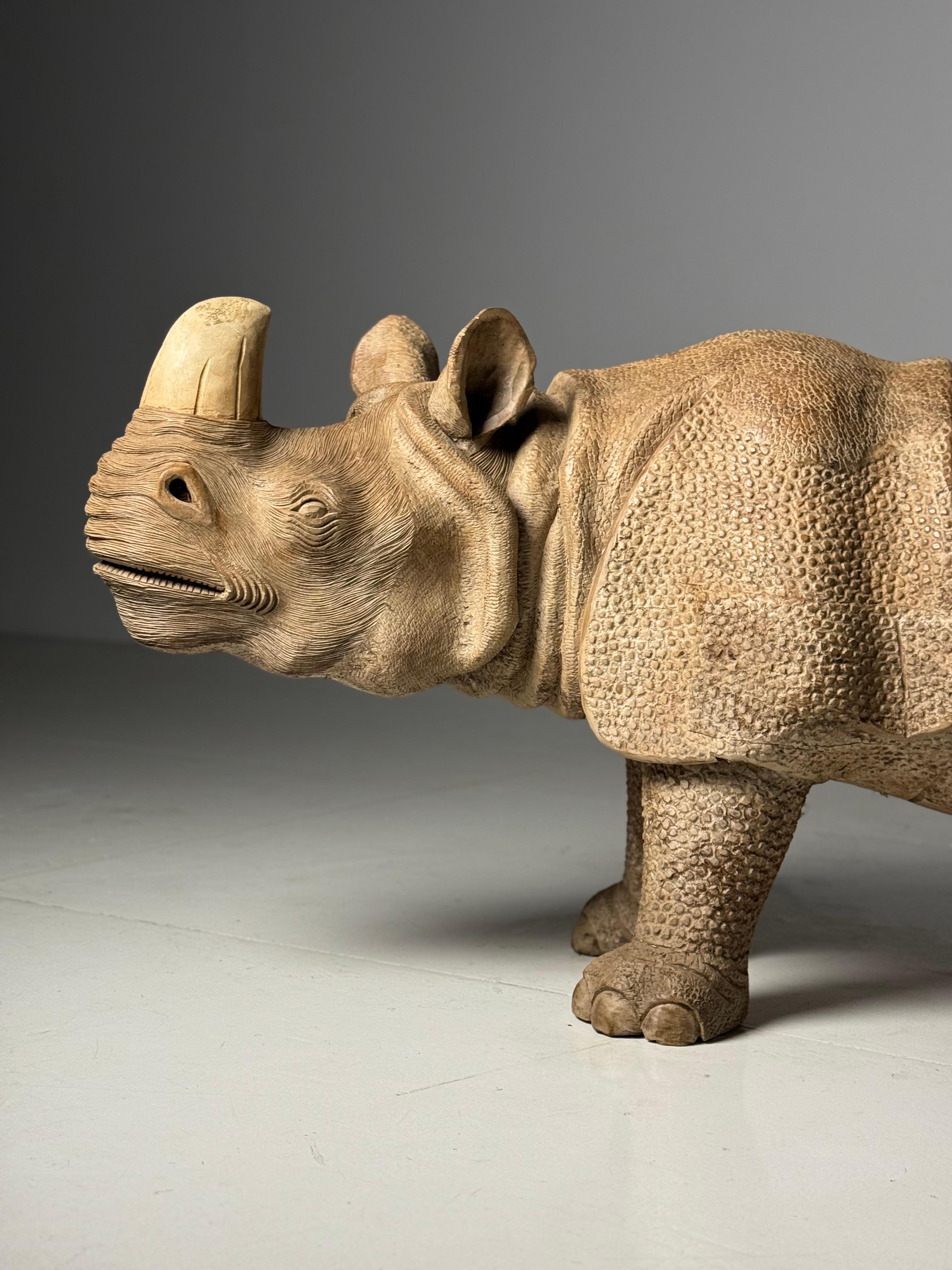 Rhinocéros en bois sculpté à la main Asie du Sud-Est 1960 en vente 10