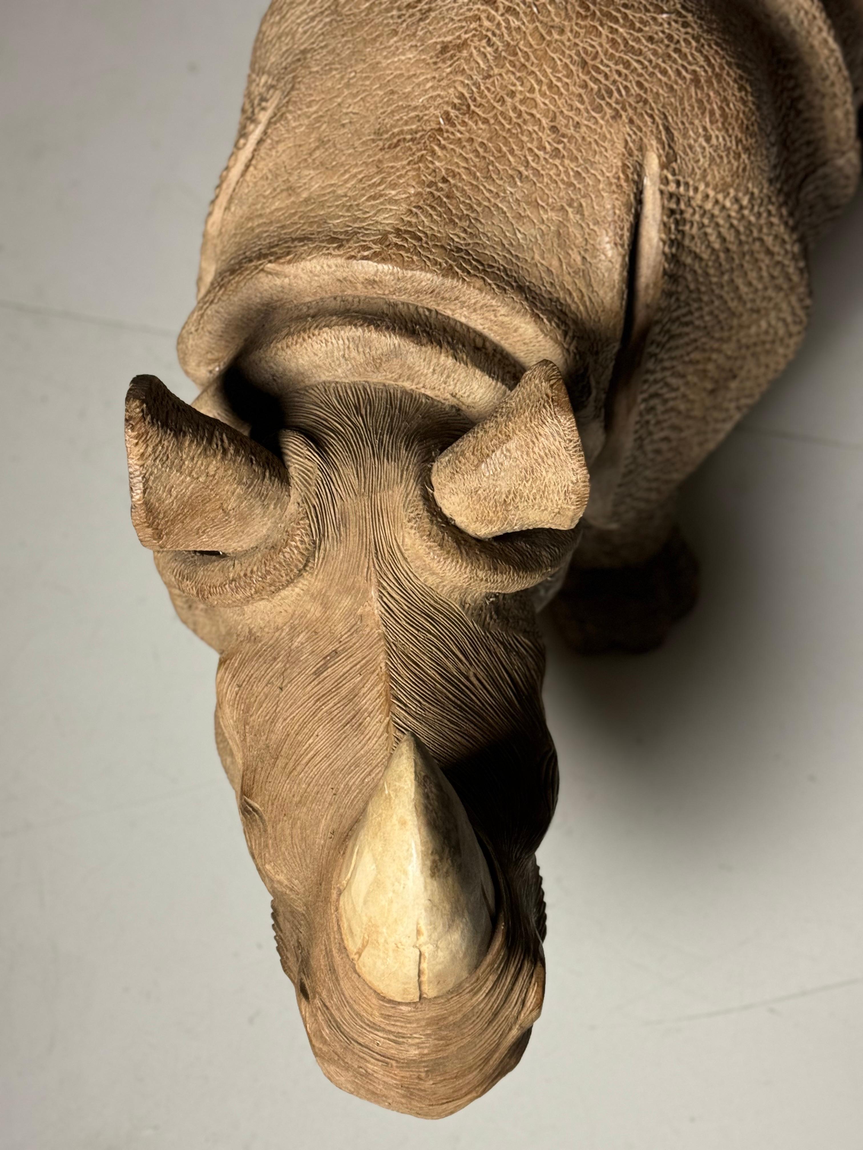 Rhinocéros en bois sculpté à la main Asie du Sud-Est 1960 en vente 11