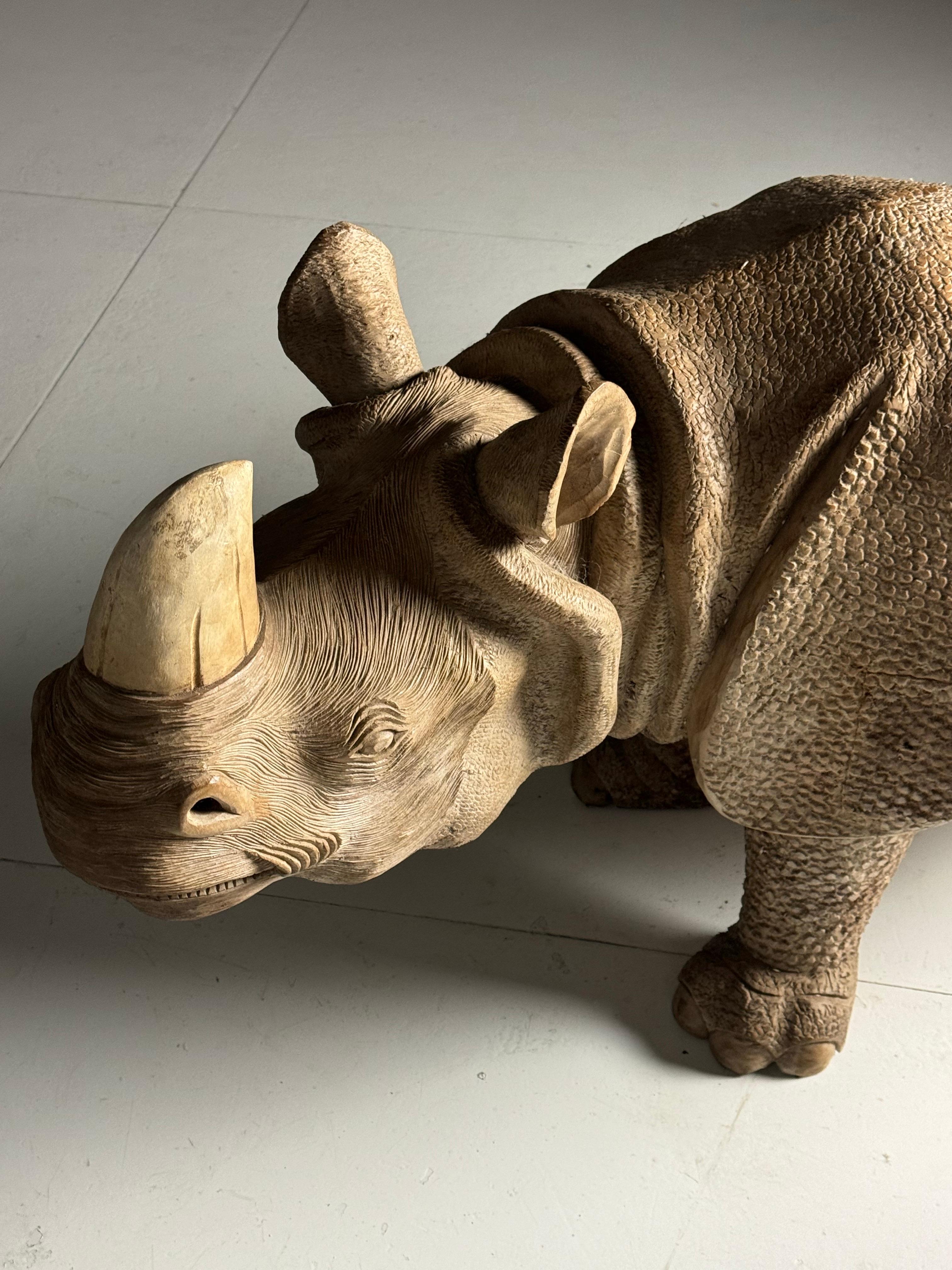 Un chef-d'œuvre ! Il nous a fallu deux ans pour acheter cette pièce à l'un de nos clients.

Magnifique sculpture entièrement sculptée à la main d'un rhinocéros asiatique et de ses petits. D'une taille gigantesque, il est sculpté dans une seule pièce