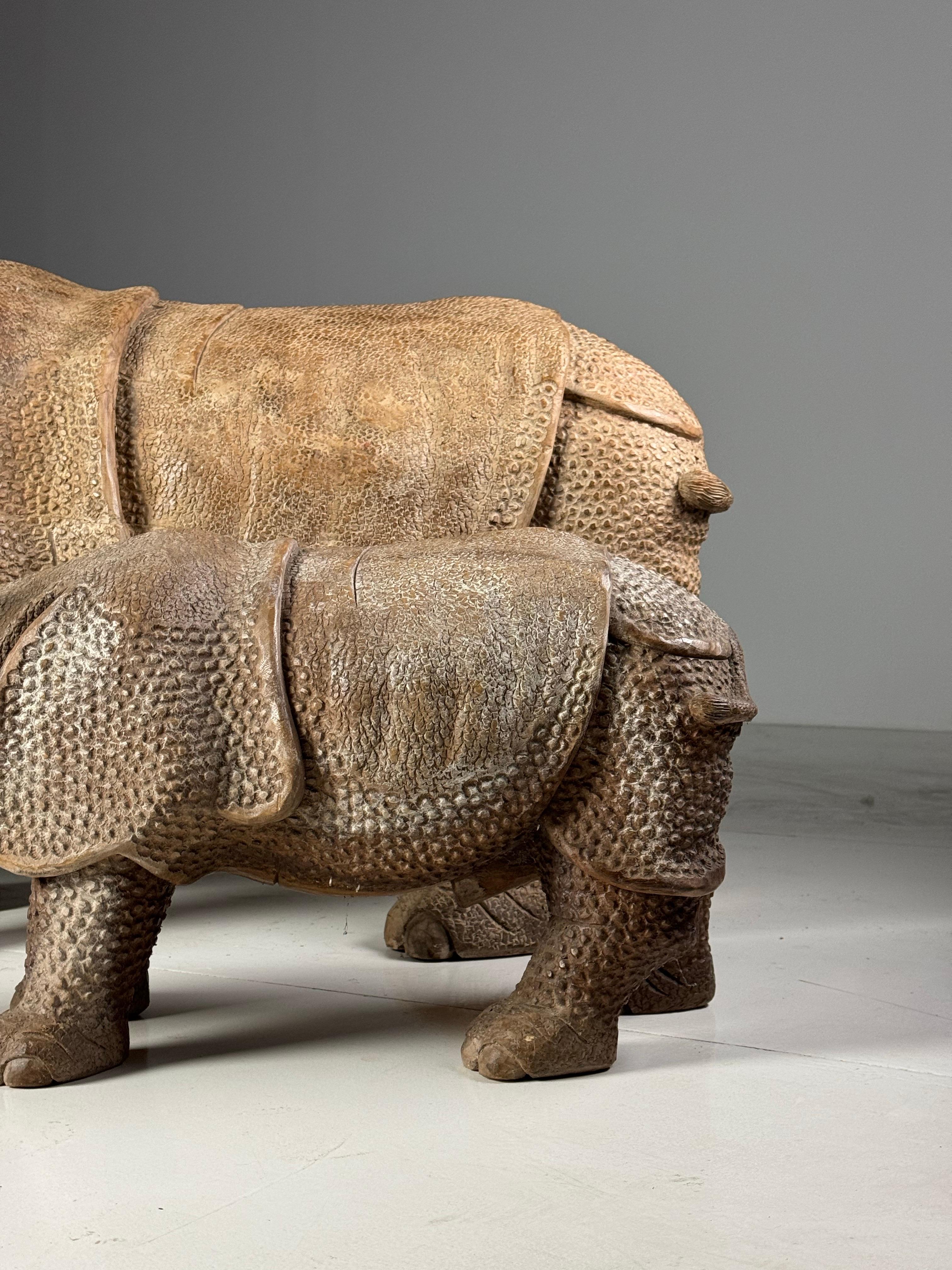 Rhinocéros en bois sculpté à la main Asie du Sud-Est 1960 Bon état - En vente à MILL, NL