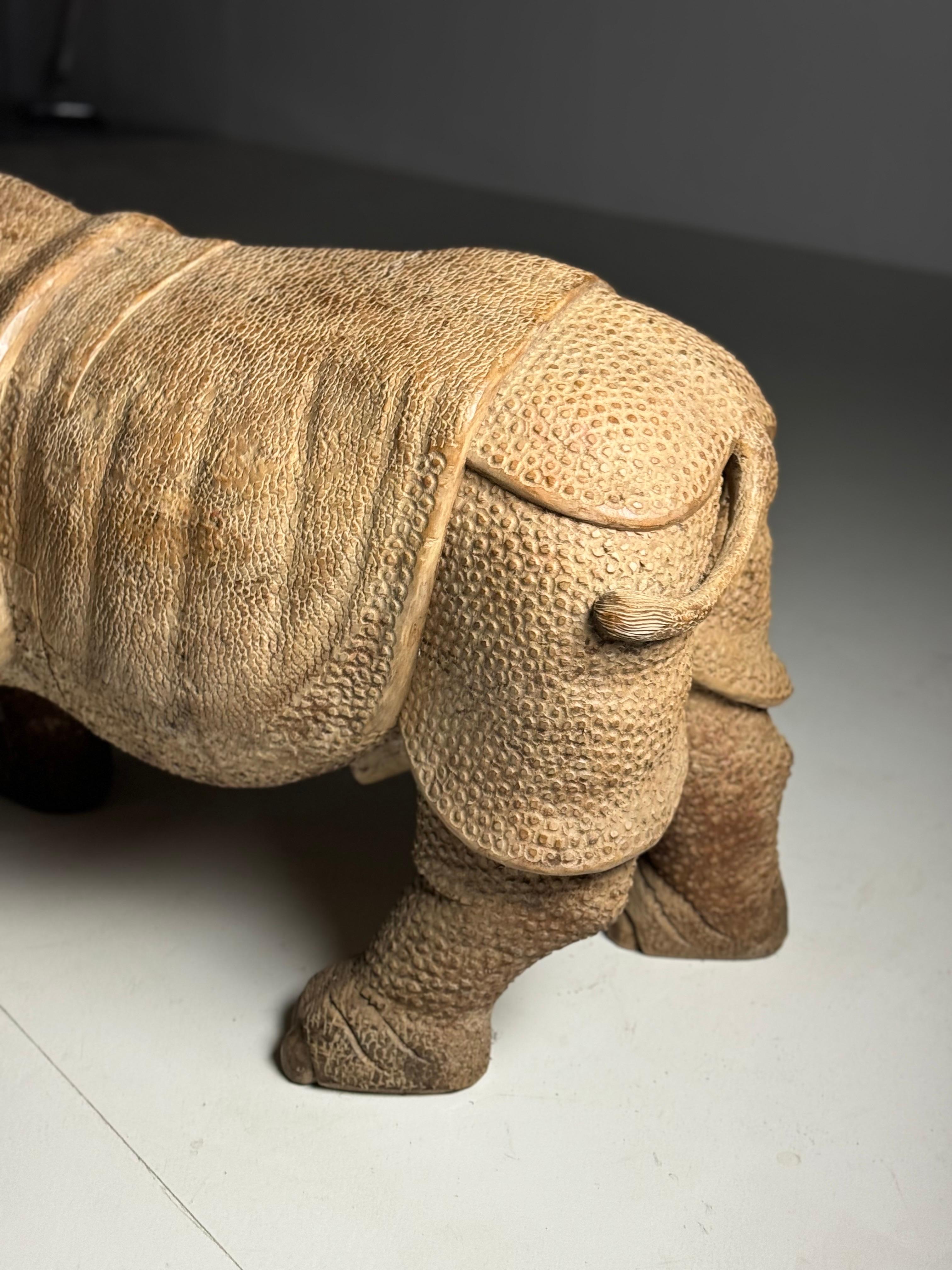 Teck Rhinocéros en bois sculpté à la main Asie du Sud-Est 1960 en vente