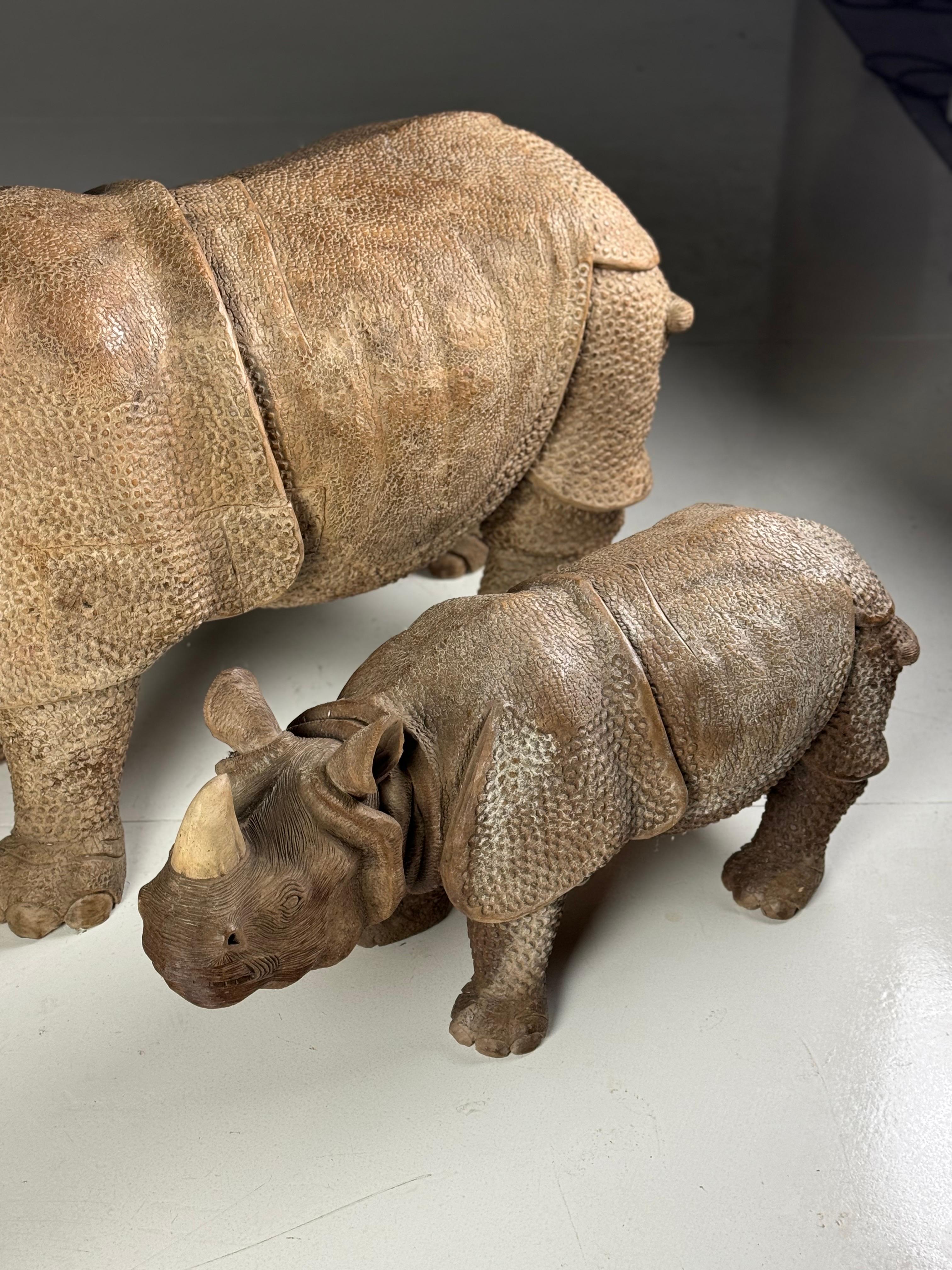 Rhinocéros en bois sculpté à la main Asie du Sud-Est 1960 en vente 1