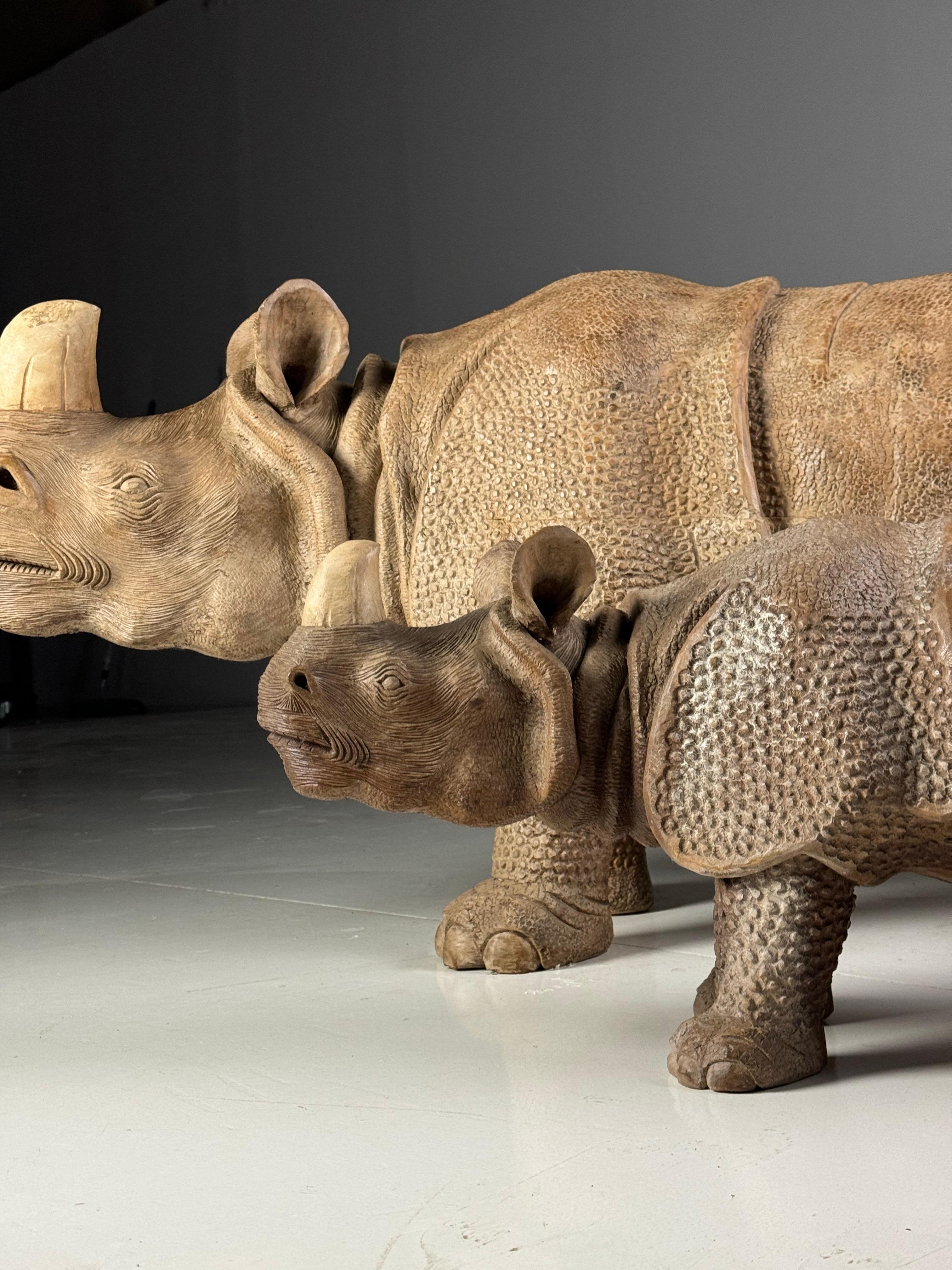Rhinocéros en bois sculpté à la main Asie du Sud-Est 1960 en vente 2