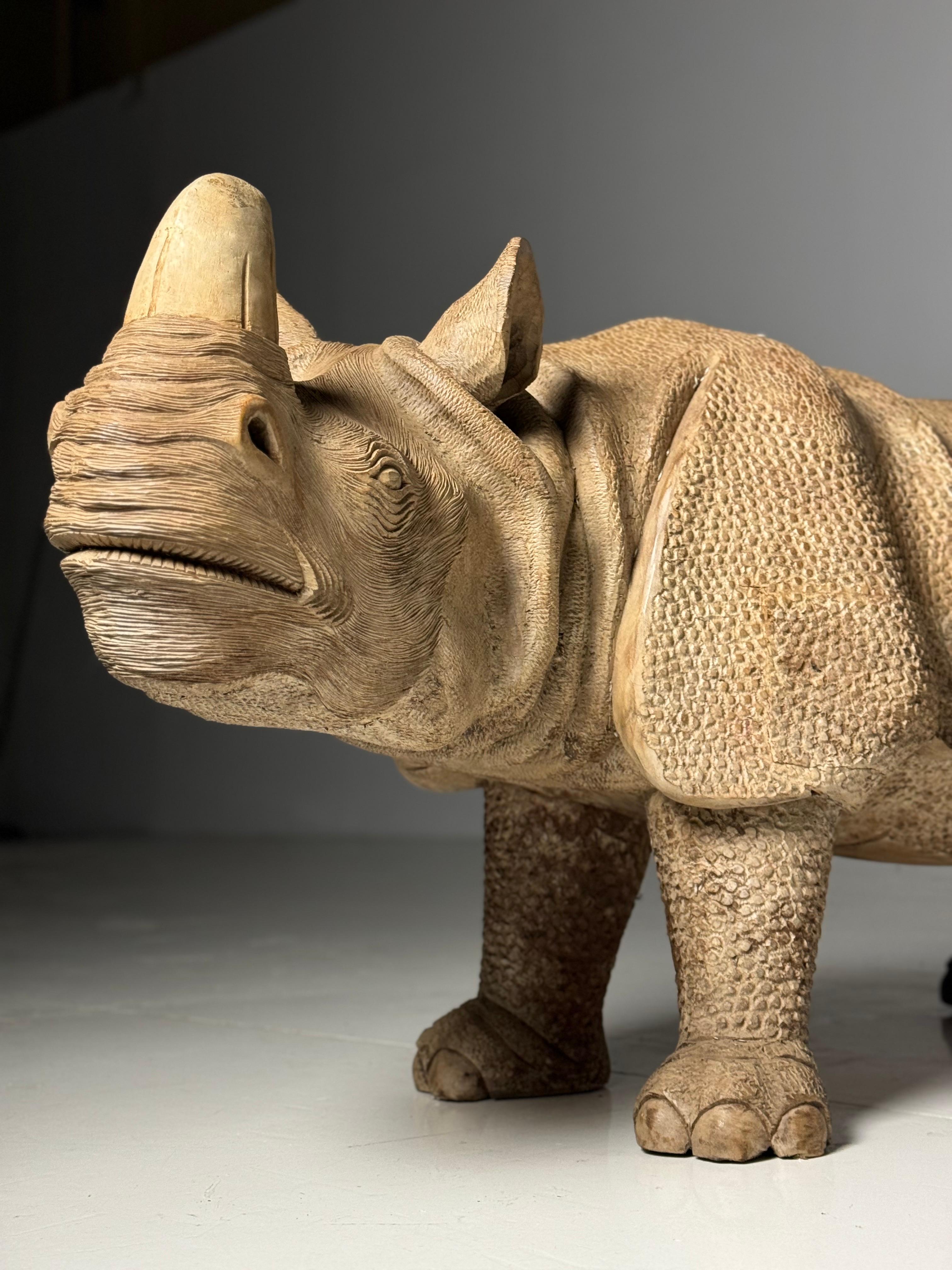 Rhinocéros en bois sculpté à la main Asie du Sud-Est 1960 en vente 3