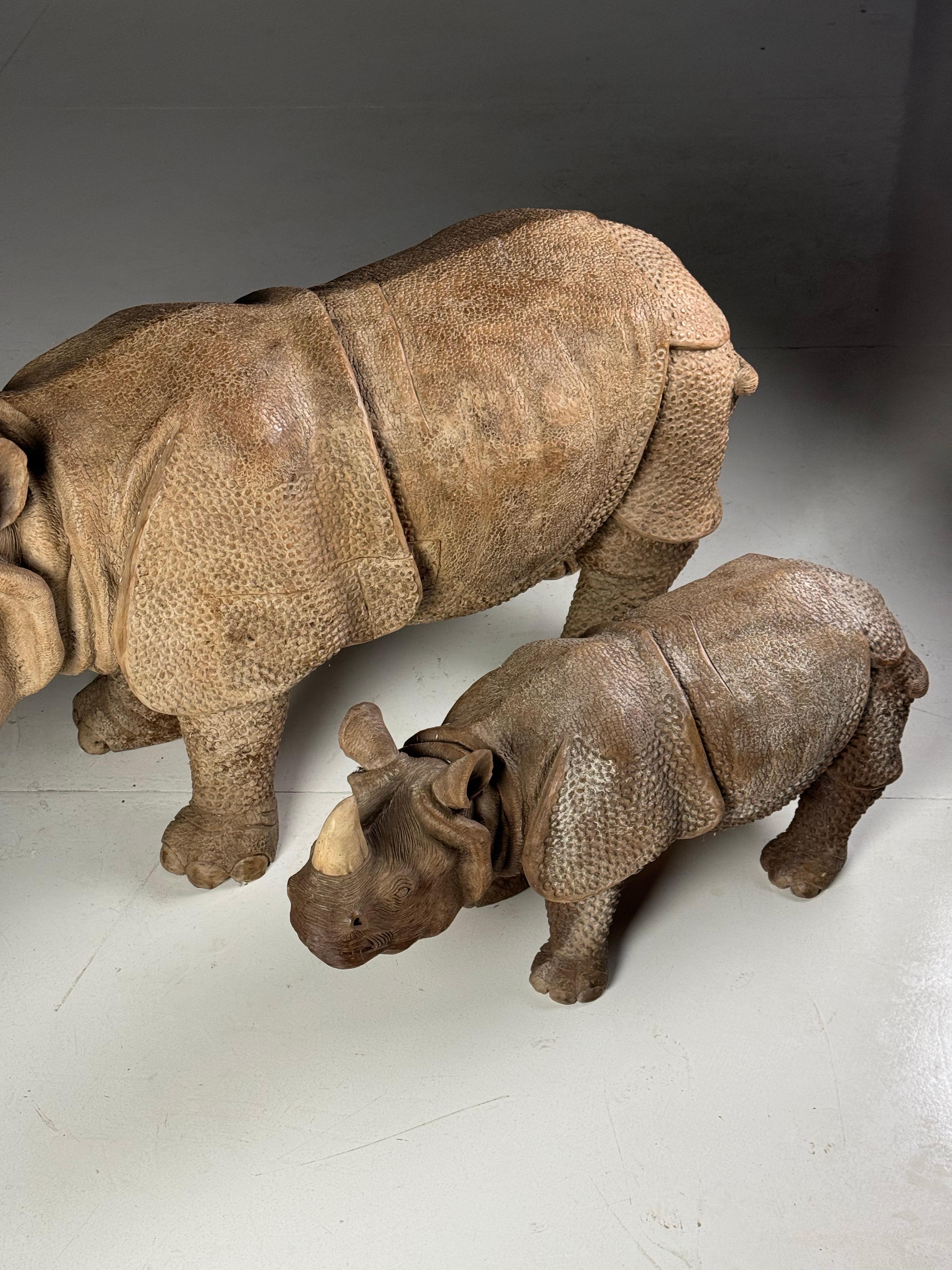 Rhinocéros en bois sculpté à la main Asie du Sud-Est 1960 en vente 4