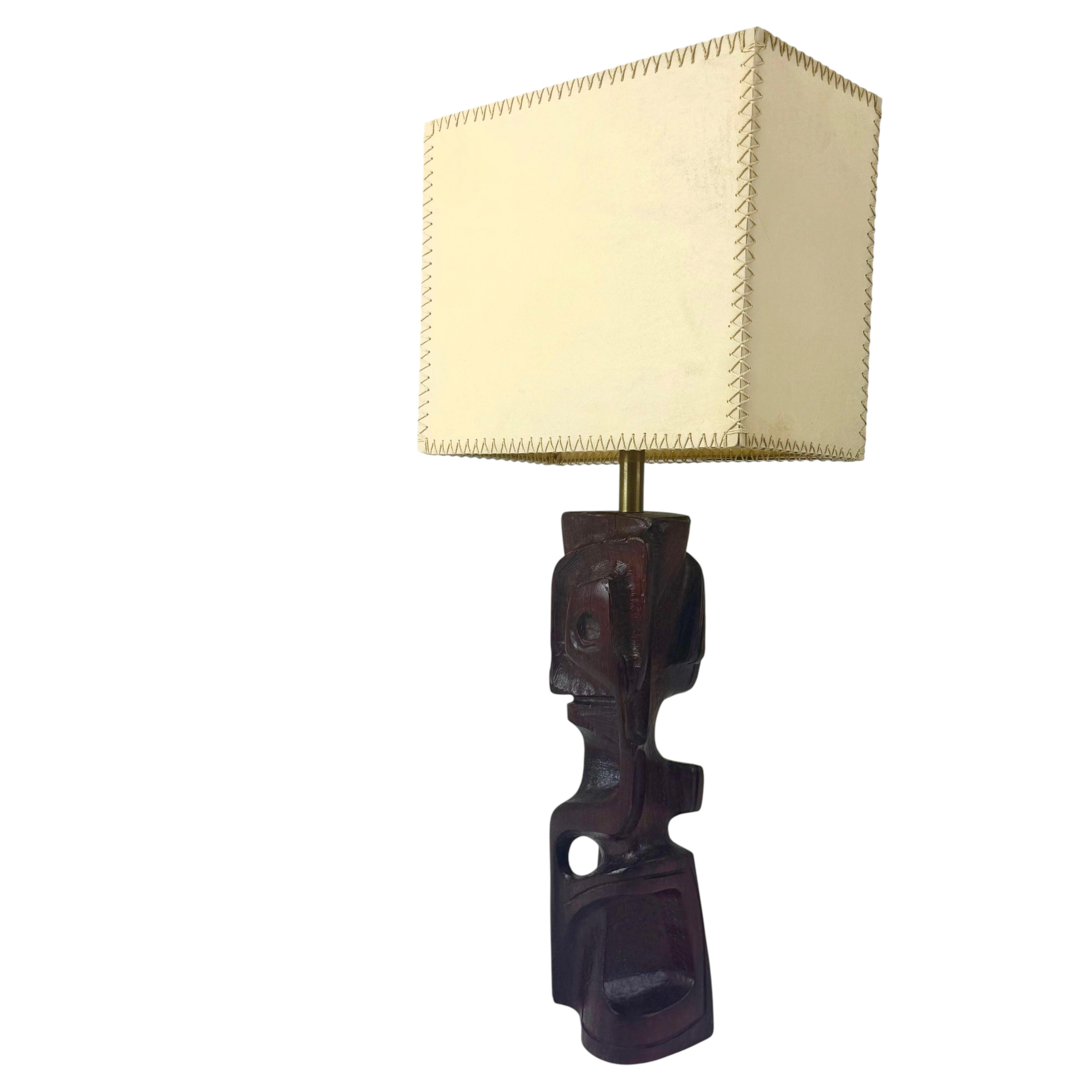 Hand-carved wooden sculptural table lamp by Gianni Pinna For Sale