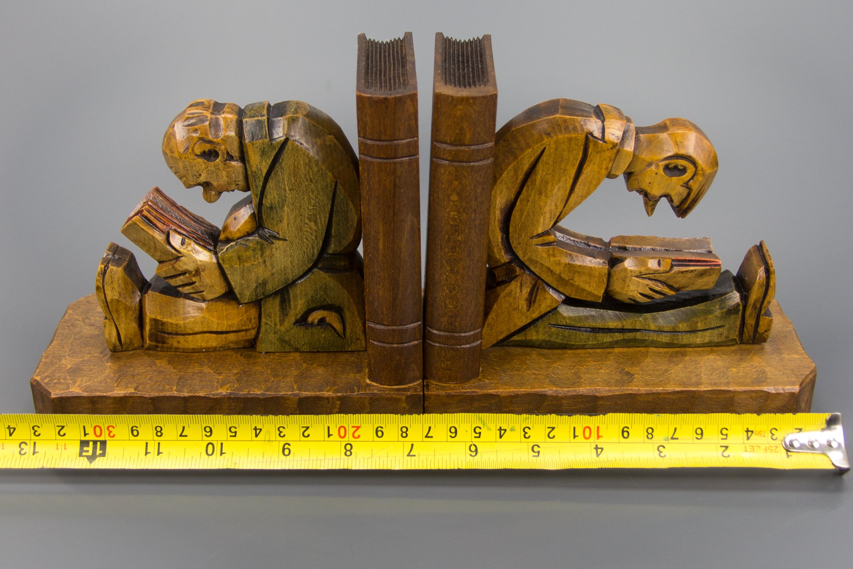 Handgeschnitzte Holzskulptur-Buchstützen, zwei Leselampe, Männer im Angebot 8