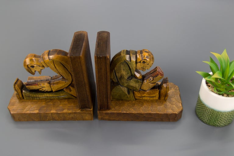 Hand Carved Wooden Sculpture Bookends Two Reading Men In Good Condition For Sale In Barntrup, DE
