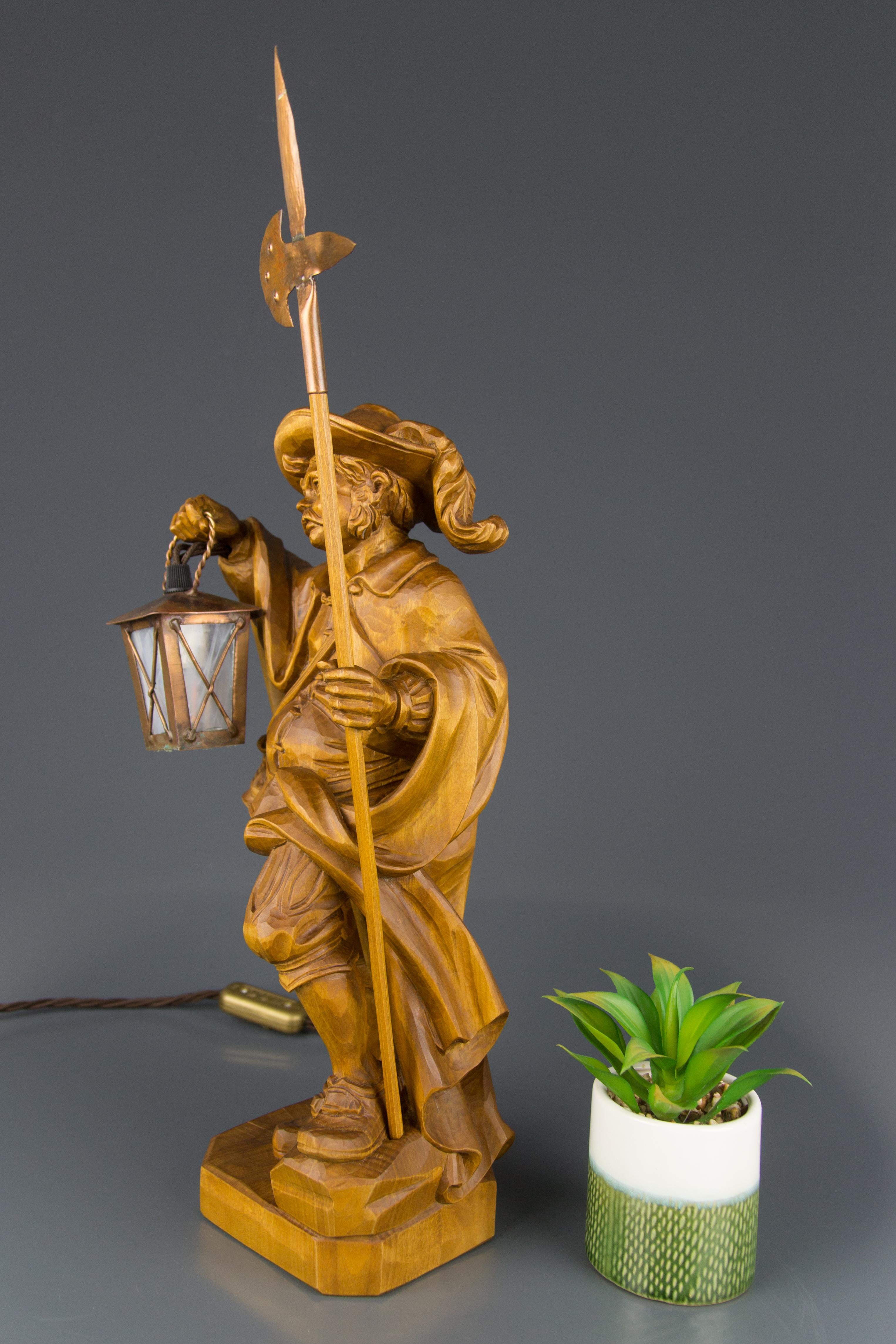 Lampe en sculpture en bois sculptée à la main Montre de nuit avec lanterne, Allemagne en vente 4