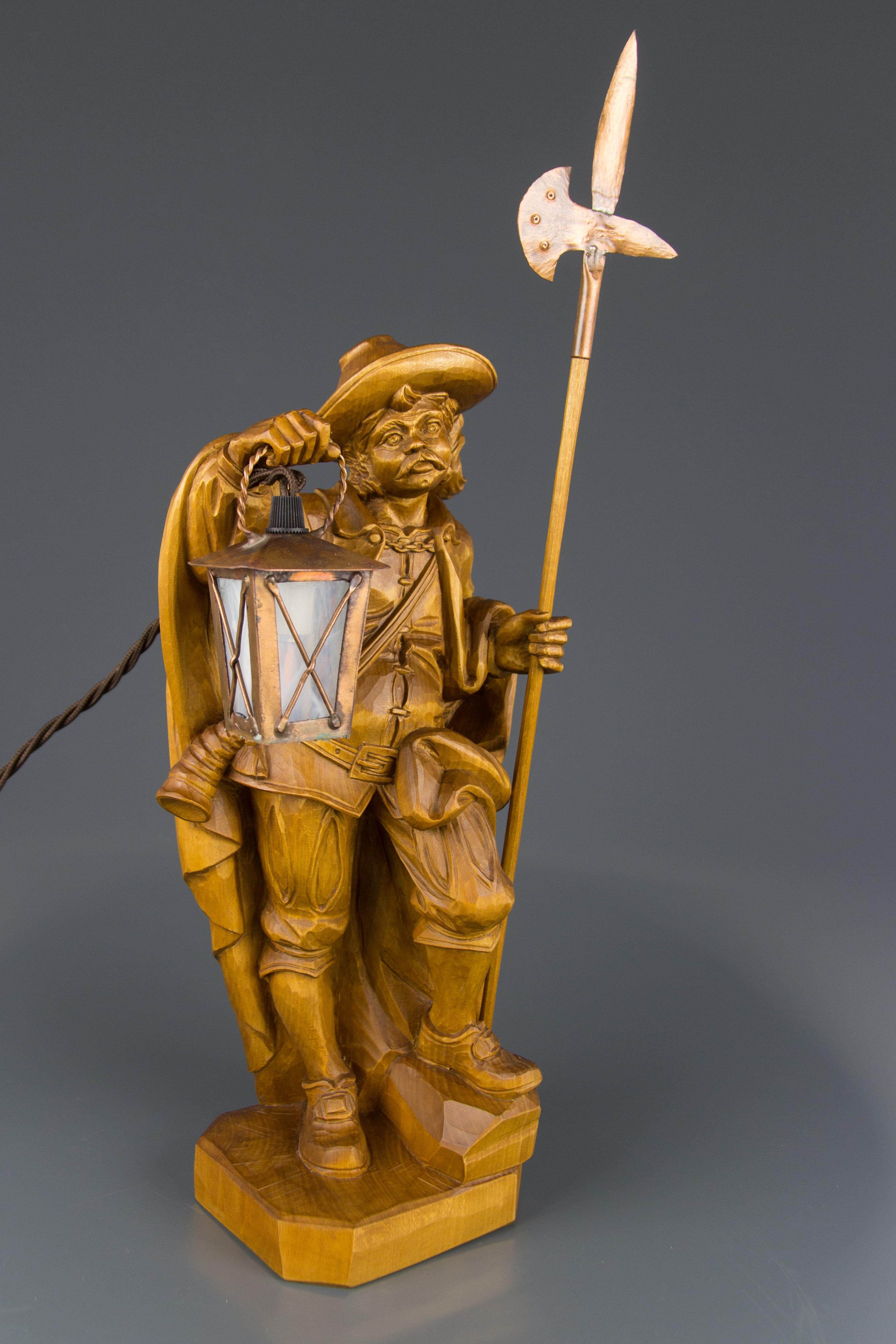 Lampe en sculpture en bois sculptée à la main Montre de nuit avec lanterne, Allemagne en vente 13