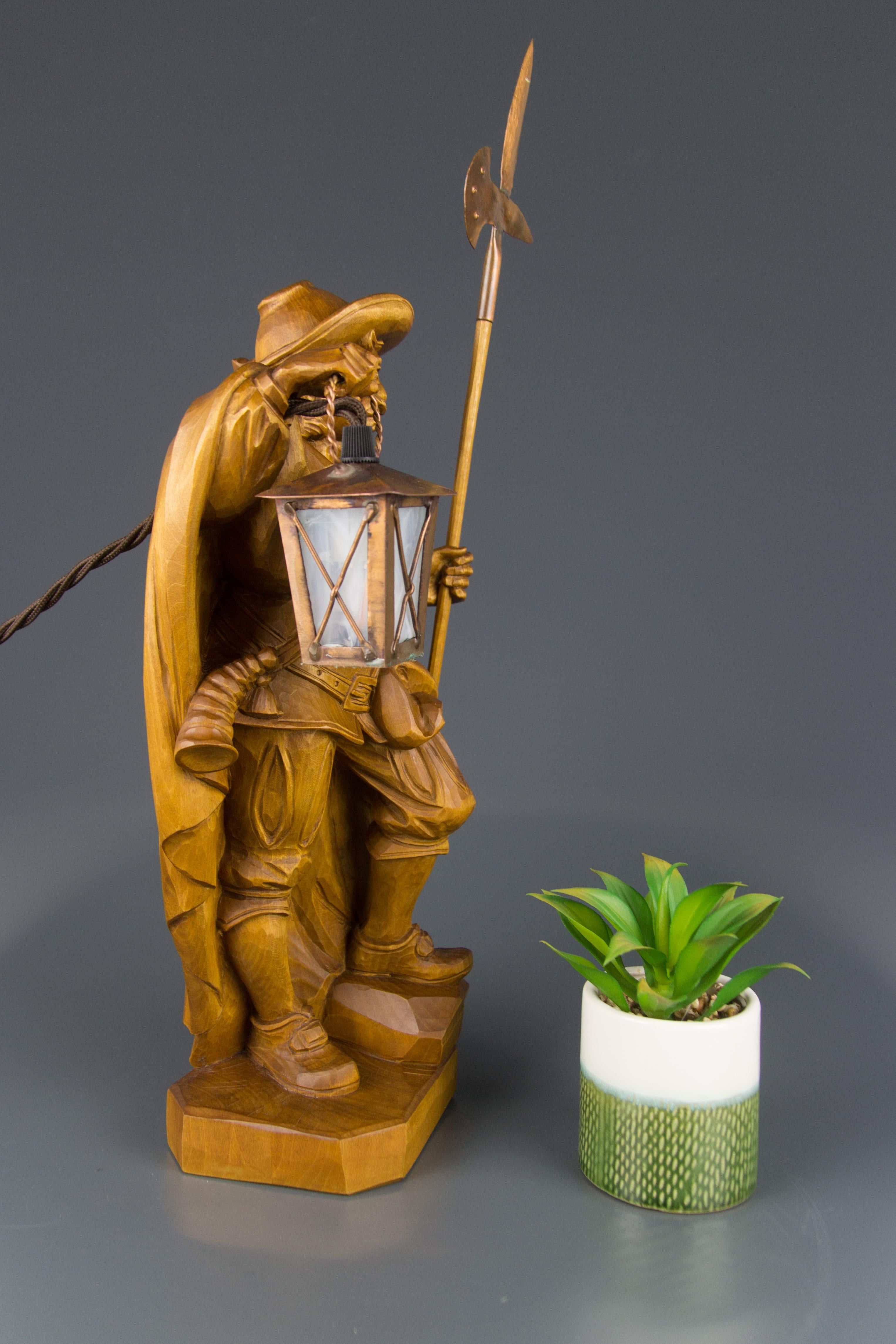 Sculpté à la main Lampe en sculpture en bois sculptée à la main Montre de nuit avec lanterne, Allemagne en vente