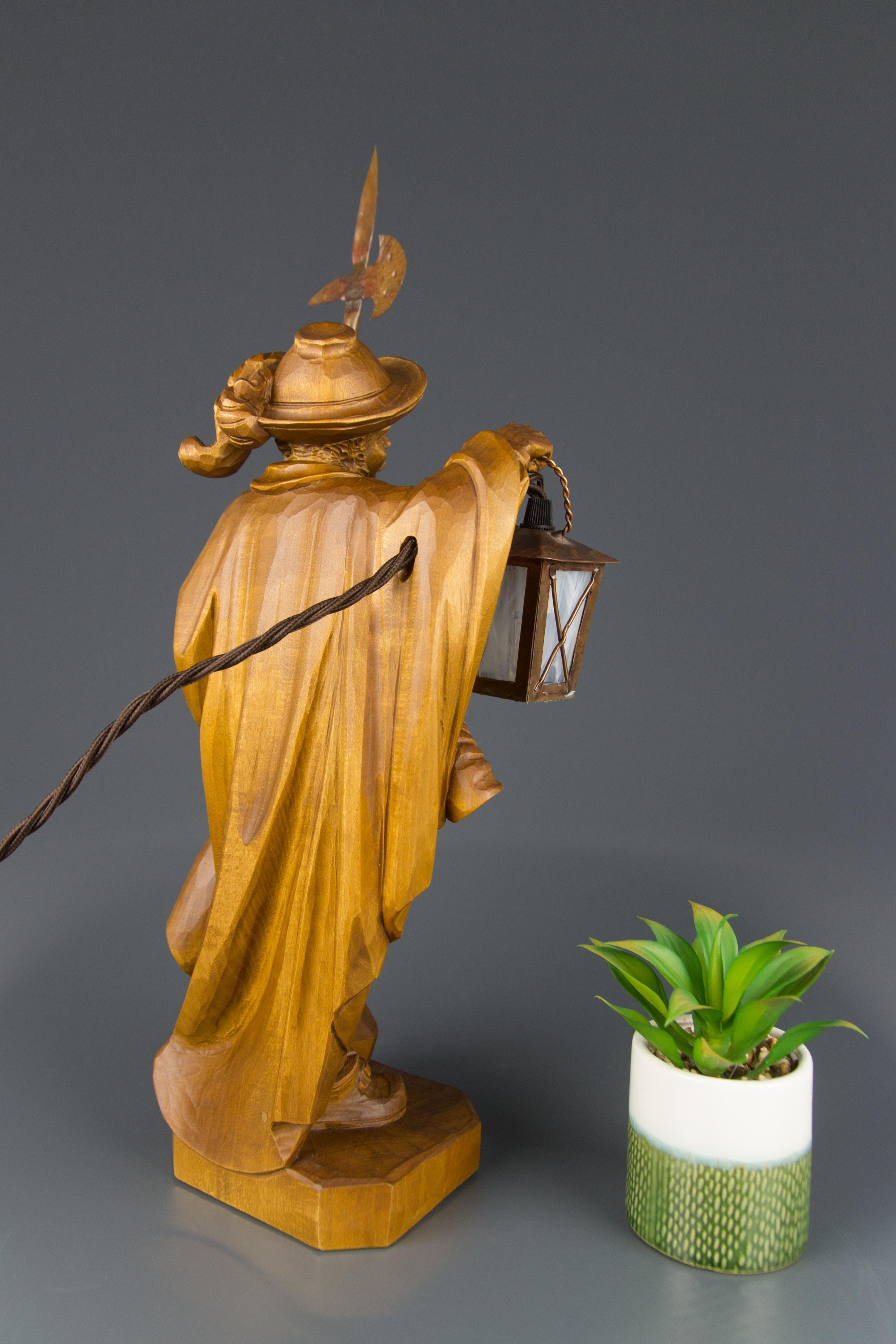 20ième siècle Lampe en sculpture en bois sculptée à la main Montre de nuit avec lanterne, Allemagne en vente