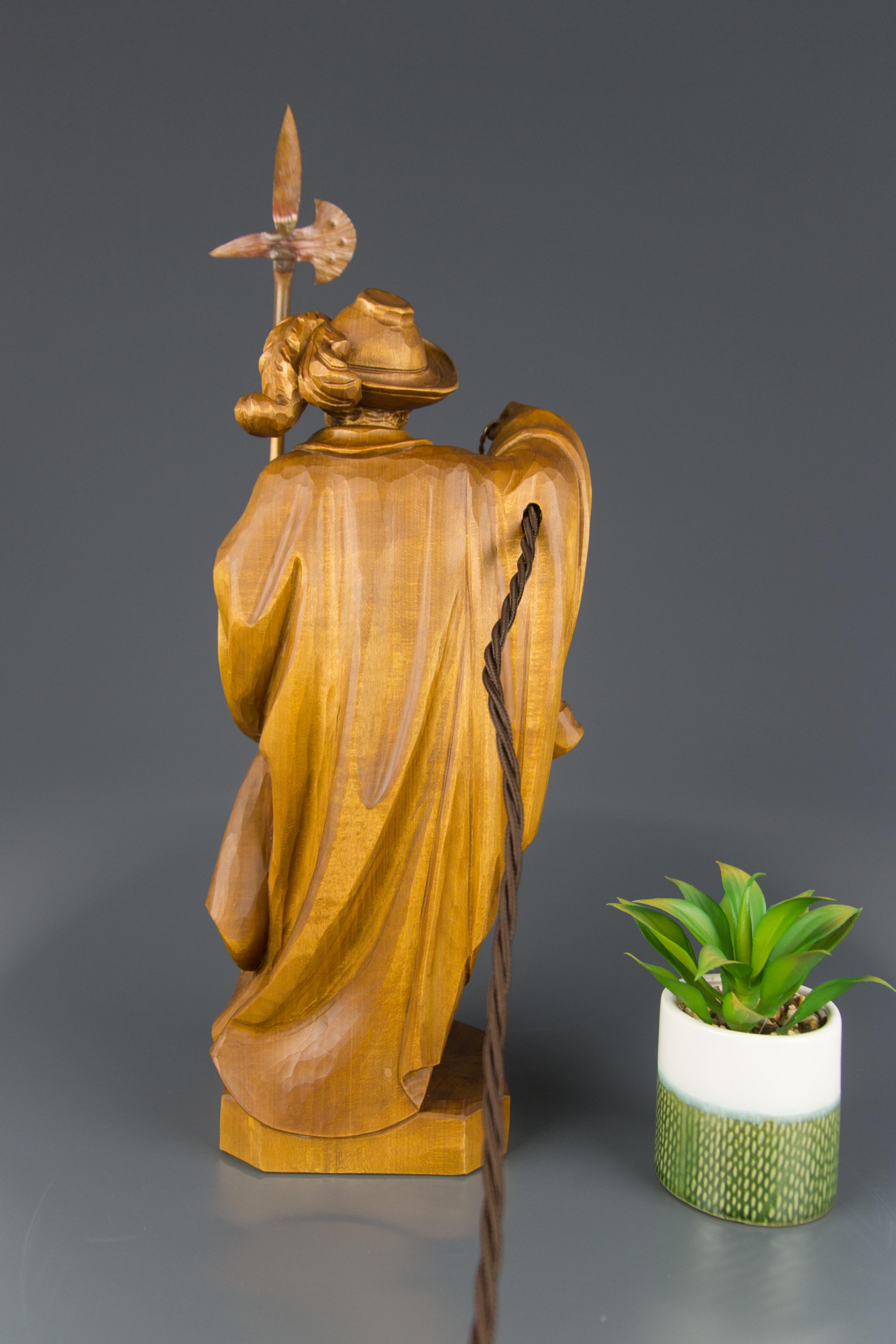 Lampe en sculpture en bois sculptée à la main Montre de nuit avec lanterne, Allemagne en vente 1