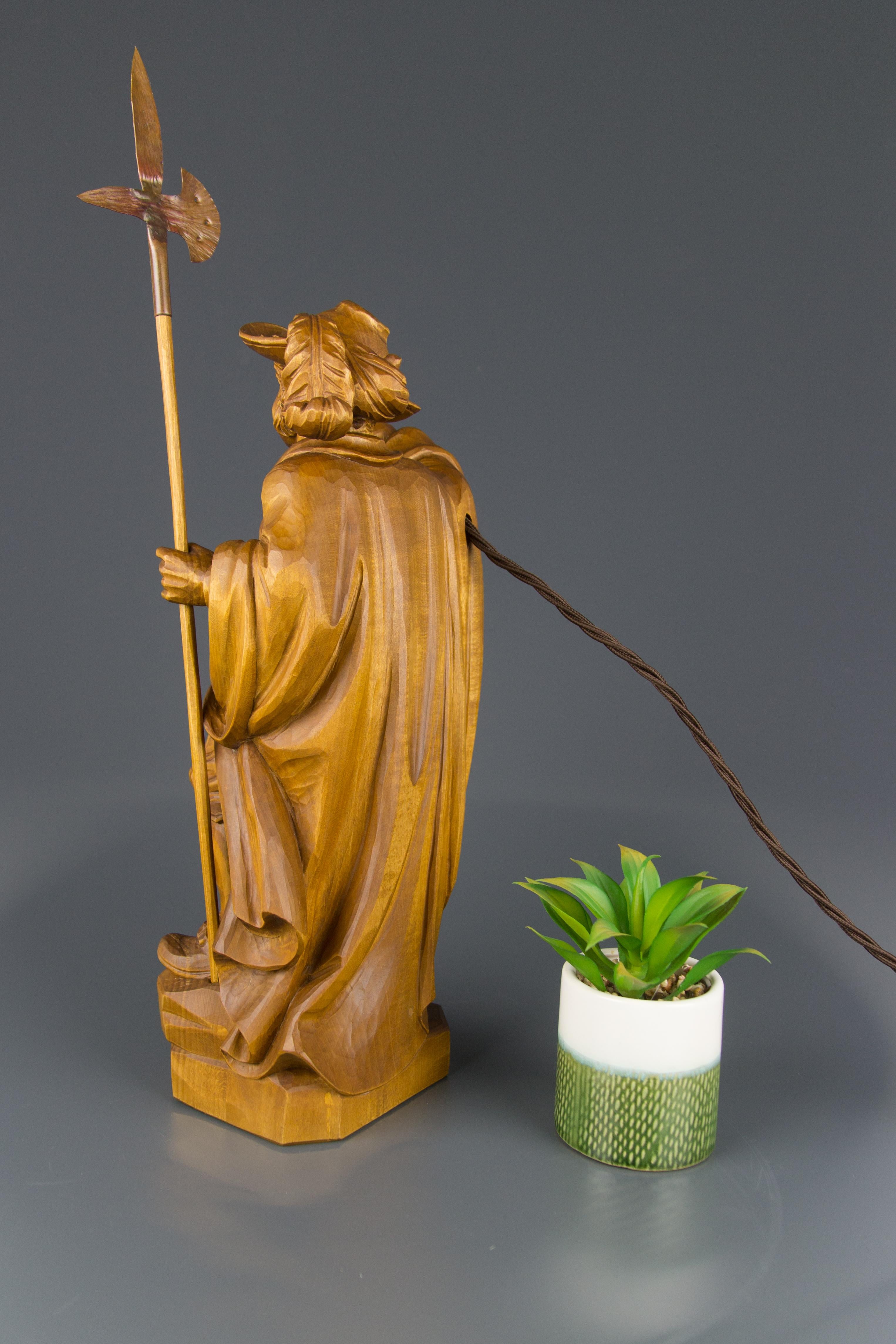 Lampe en sculpture en bois sculptée à la main Montre de nuit avec lanterne, Allemagne en vente 2