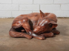 Handgeschnitzte hölzerne Skulptur eines schlafenden Hundes in gelockter Ruhepose
