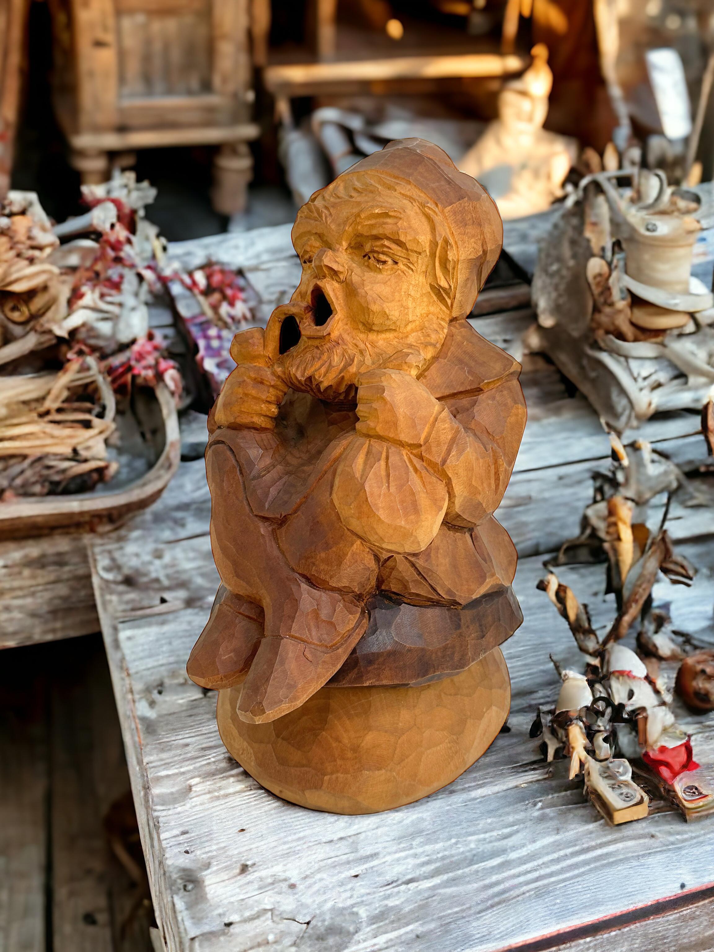 Magnifique figurine de fumeur en bois sculptée à la main, trouvée lors d'une vente immobilière à Nuremberg, en Allemagne. Nous pensons que cette pièce date des années 1930 ou d'une époque plus ancienne. Une belle addition à n'importe quelle pièce.