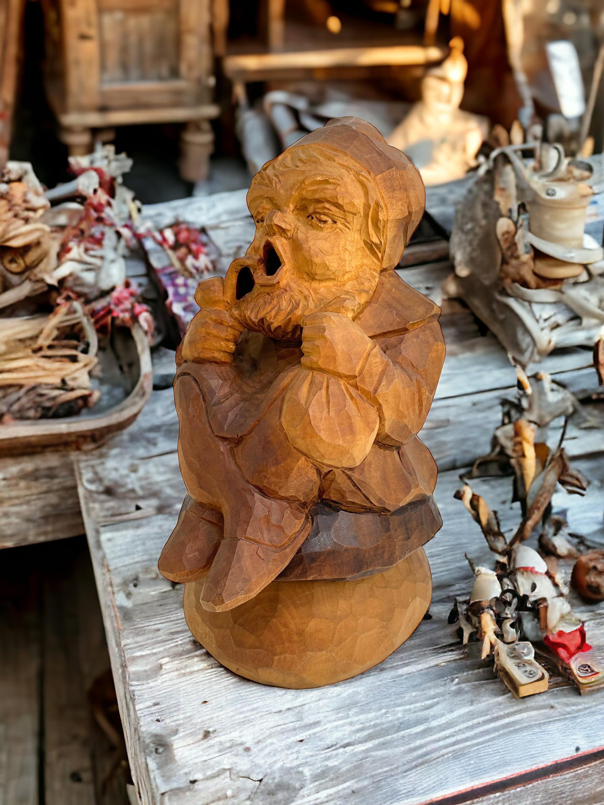 Schöne handgeschnitzte Räucherfigur aus Holz, gefunden bei einem Nachlassverkauf in Nürnberg, Deutschland. Wir glauben, dass dieses Stück etwa aus den 1930er Jahren oder älter stammt. Eine schöne Ergänzung für jeden Raum. Schön, in Ihrem Haus