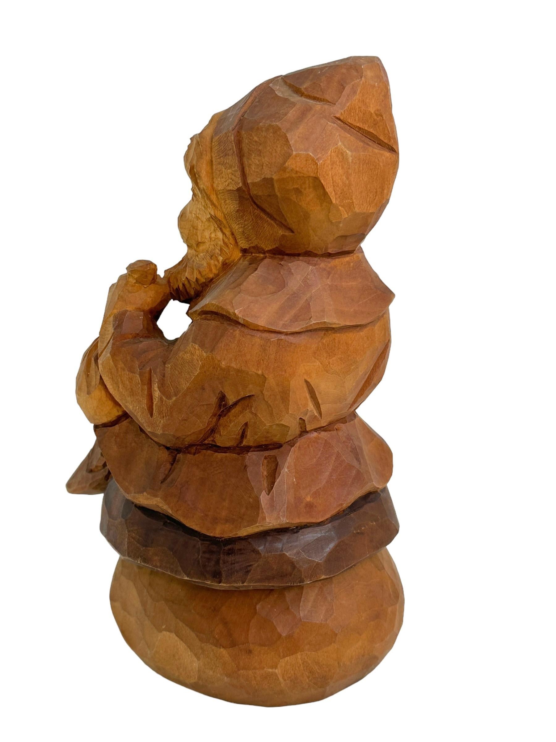 Sculpté à la main Figure de fumeur Gnome en bois sculptée à la main, Vintage German Black Forest Folk Art  en vente