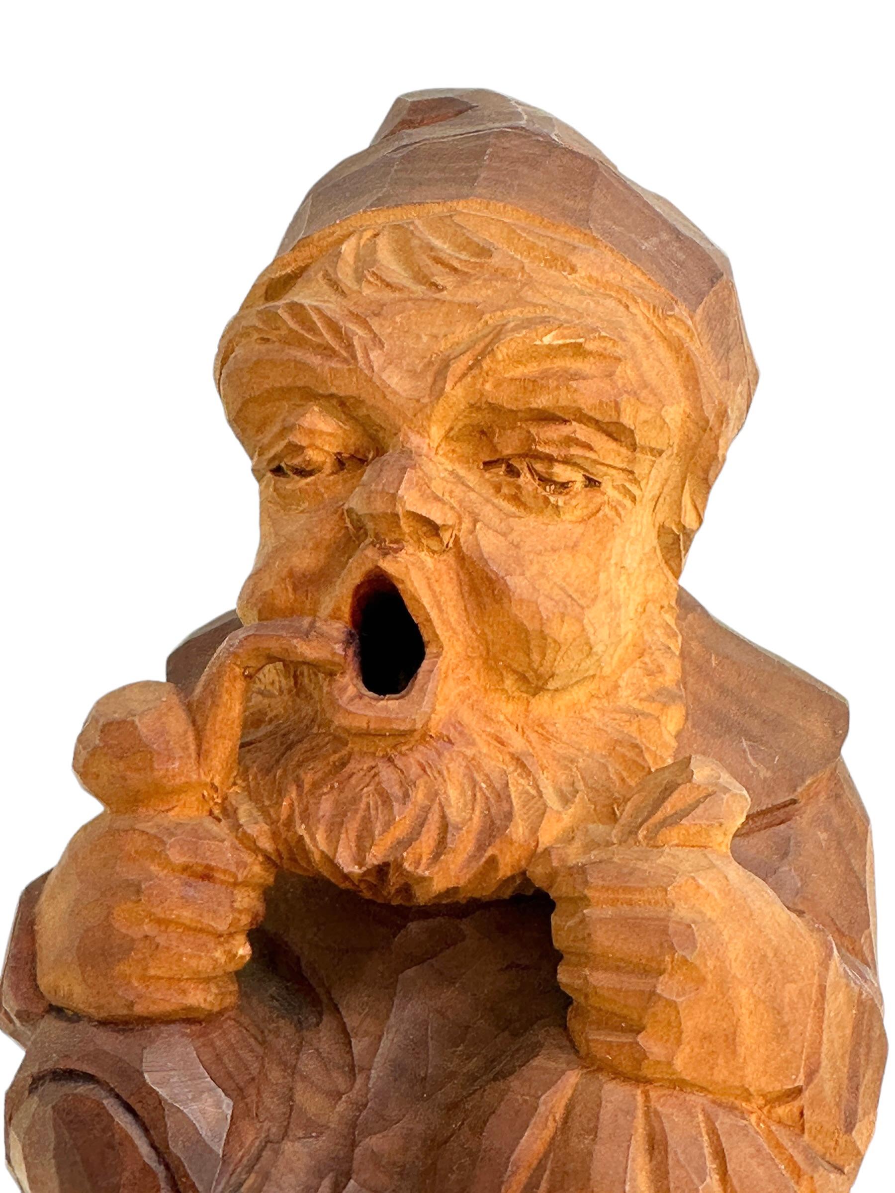 Milieu du XXe siècle Figure de fumeur Gnome en bois sculptée à la main, Vintage German Black Forest Folk Art  en vente