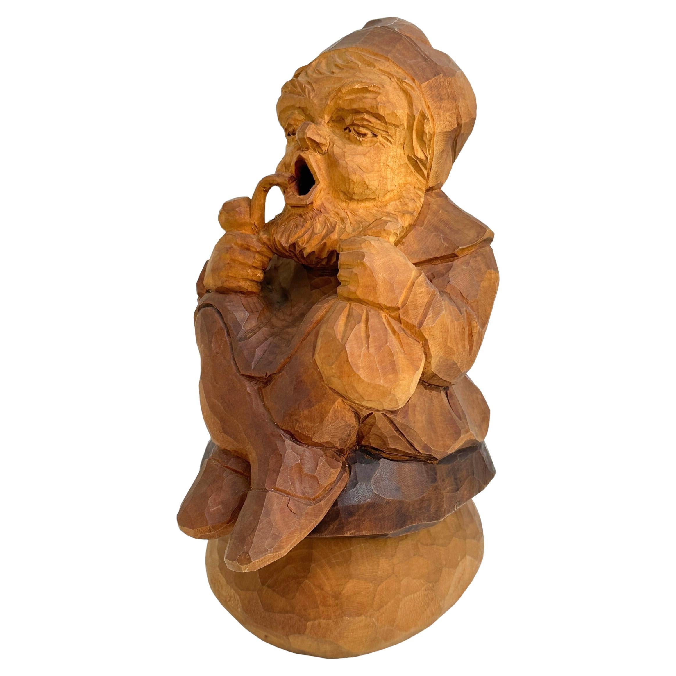 Figure de fumeur Gnome en bois sculptée à la main, Vintage German Black Forest Folk Art  en vente