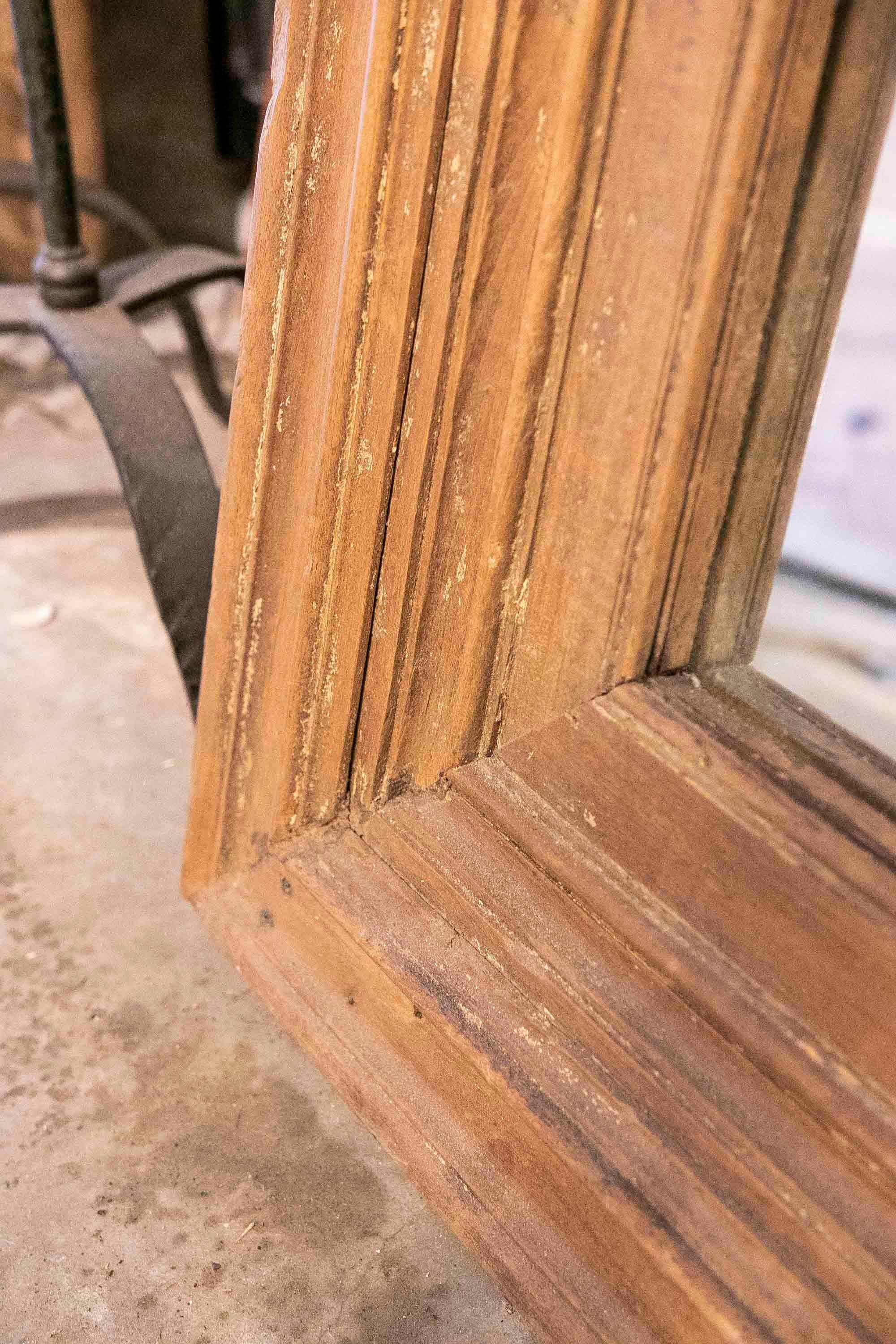 Handgeschnitzter quadratischer Wandspiegel aus Holz im Angebot 8