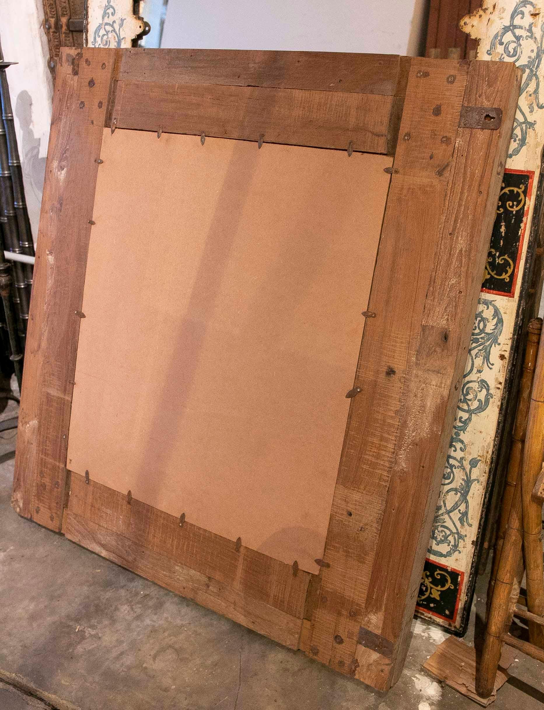 Handgeschnitzter quadratischer Wandspiegel aus Holz im Angebot 10