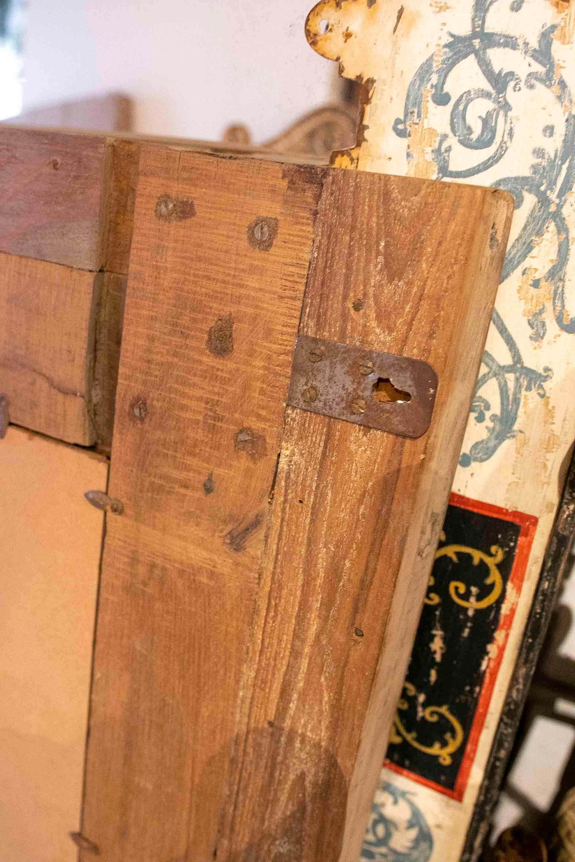Handgeschnitzter quadratischer Wandspiegel aus Holz im Angebot 11