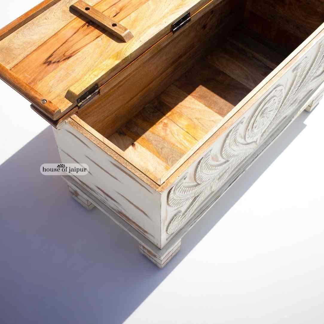Handgeschnitzte Holztruhe - Weiße Truhe im Used-Look von House of Jaipur (Indisch) im Angebot