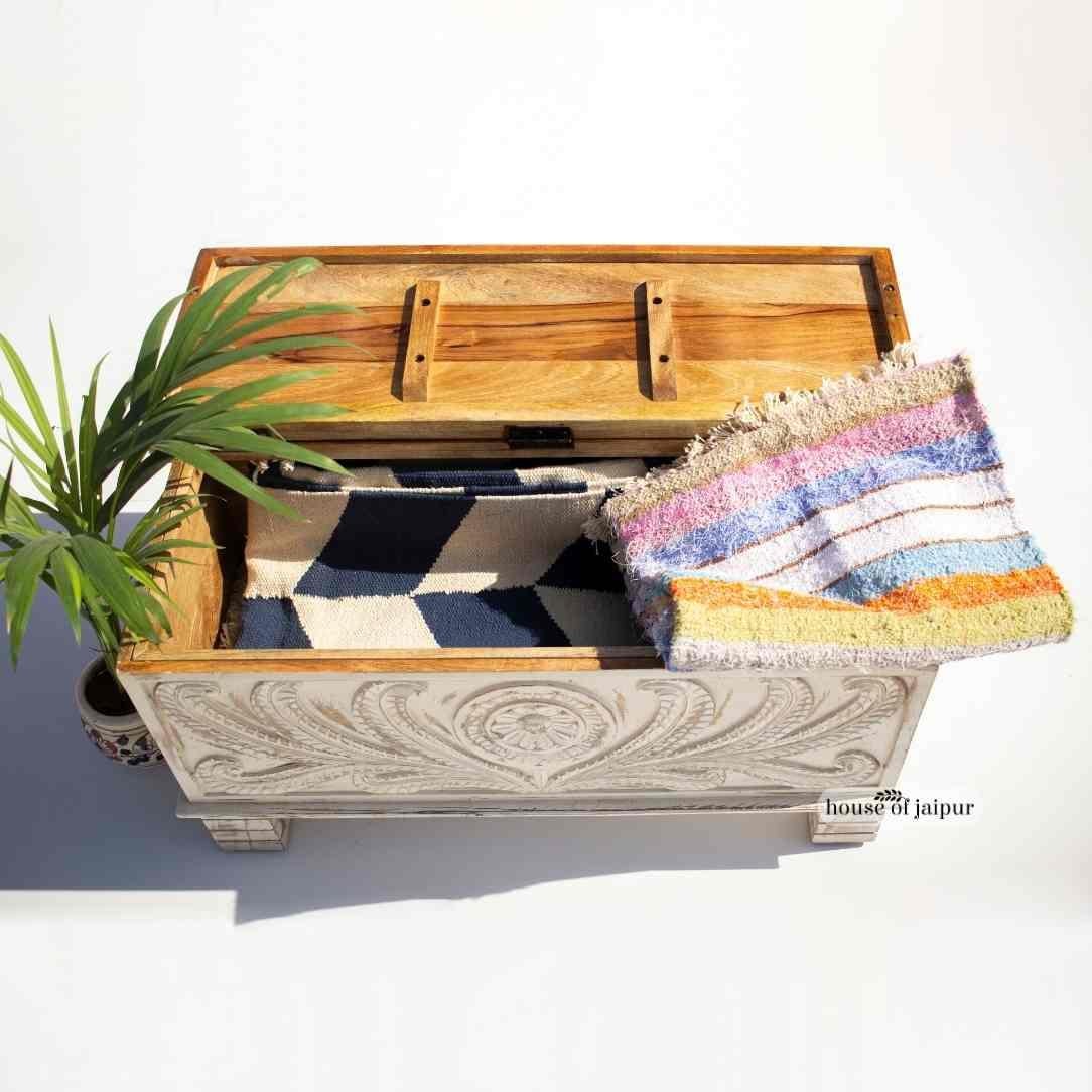 Handgeschnitzte Holztruhe - Weiße Truhe im Used-Look von House of Jaipur im Zustand „Neu“ im Angebot in New York, NY