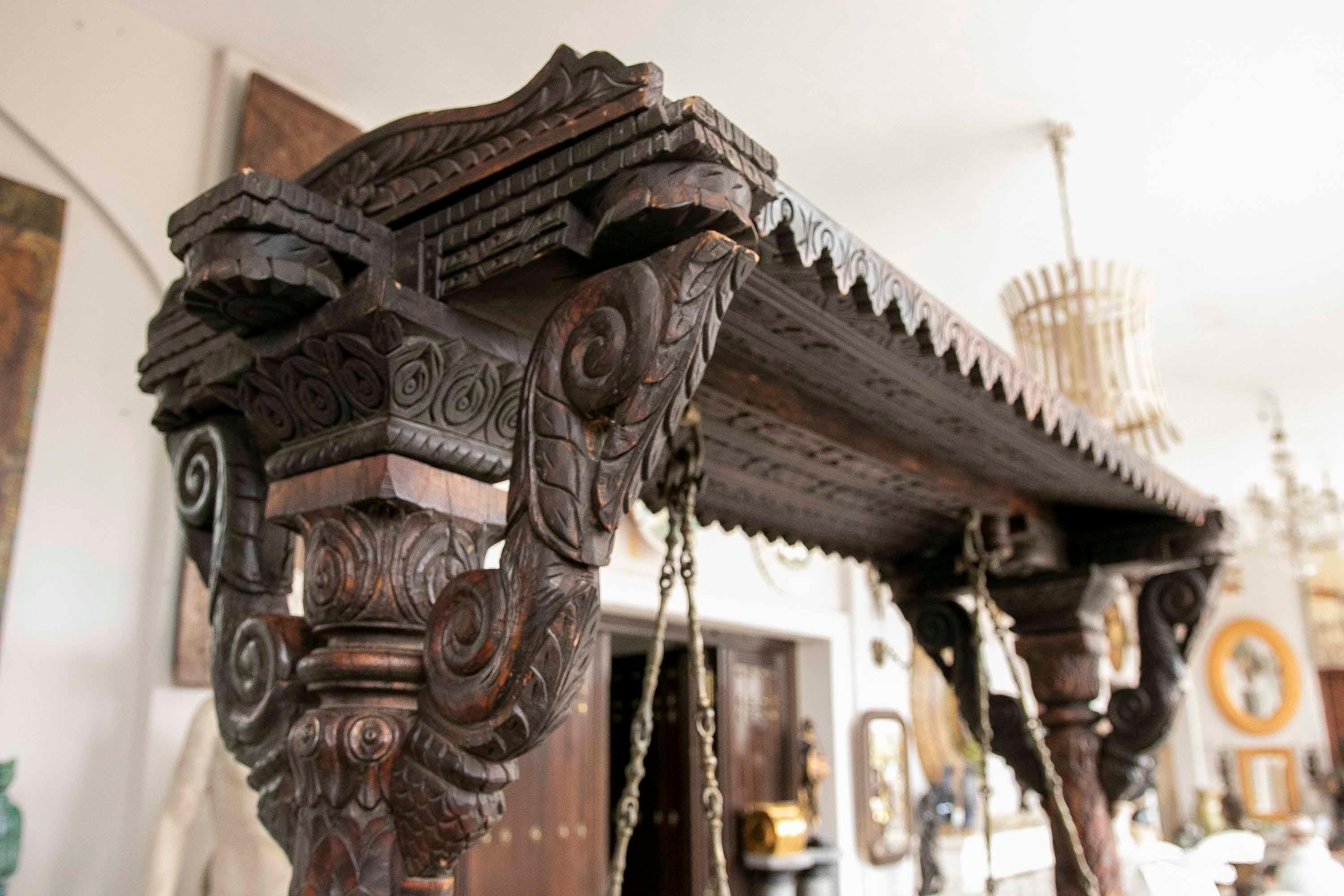 Hand-Carved Wooden Swing with Elephants and Columns  In Good Condition For Sale In Marbella, ES