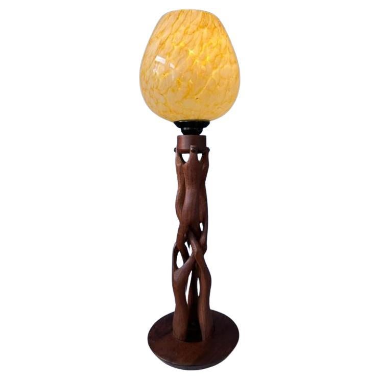 Handgeschnitzte Tischlampe aus Holz mit Schirm im Art-déco-Stil