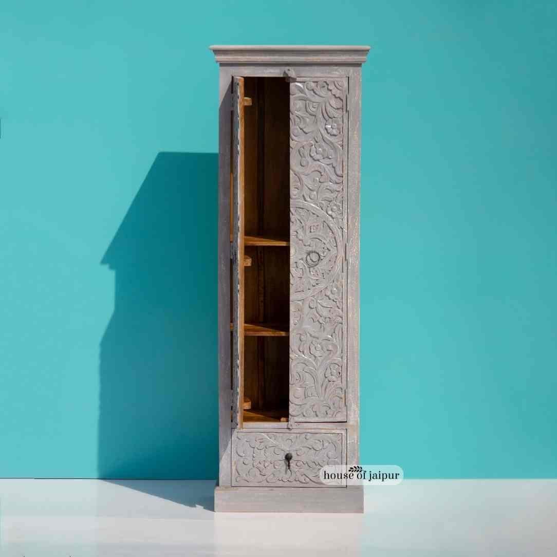 Ce meuble haut magnifiquement fabriqué à la main allie art raffiné et rangement pratique dans une forme compacte et peu encombrante. Les portes présentent des motifs floraux et viticoles complexes sculptés à la main, centrés autour d'un médaillon