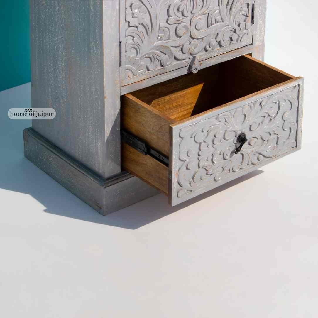 Indien Grand meuble en bois sculpté à la main avec motifs floraux par House of Jaipur en vente