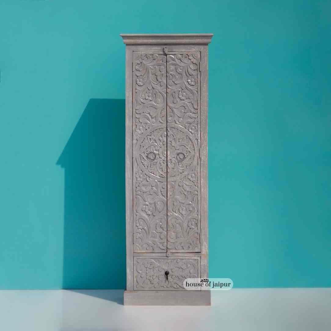 Sculpté à la main Grand meuble en bois sculpté à la main avec motifs floraux par House of Jaipur en vente