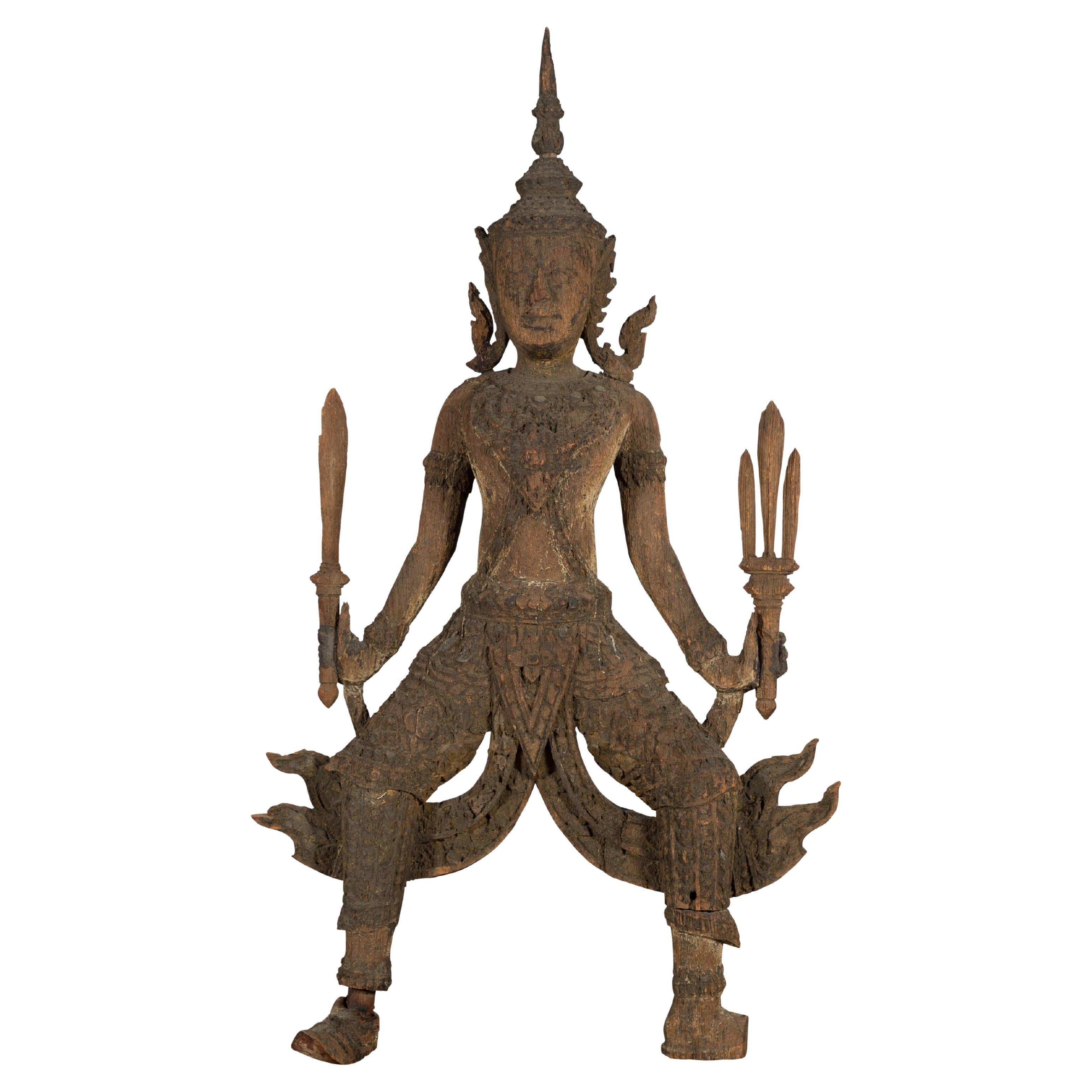 Sculpture de temple en bois sculptée à la main représentant un guerrier thaïlandais prêt à la bataille