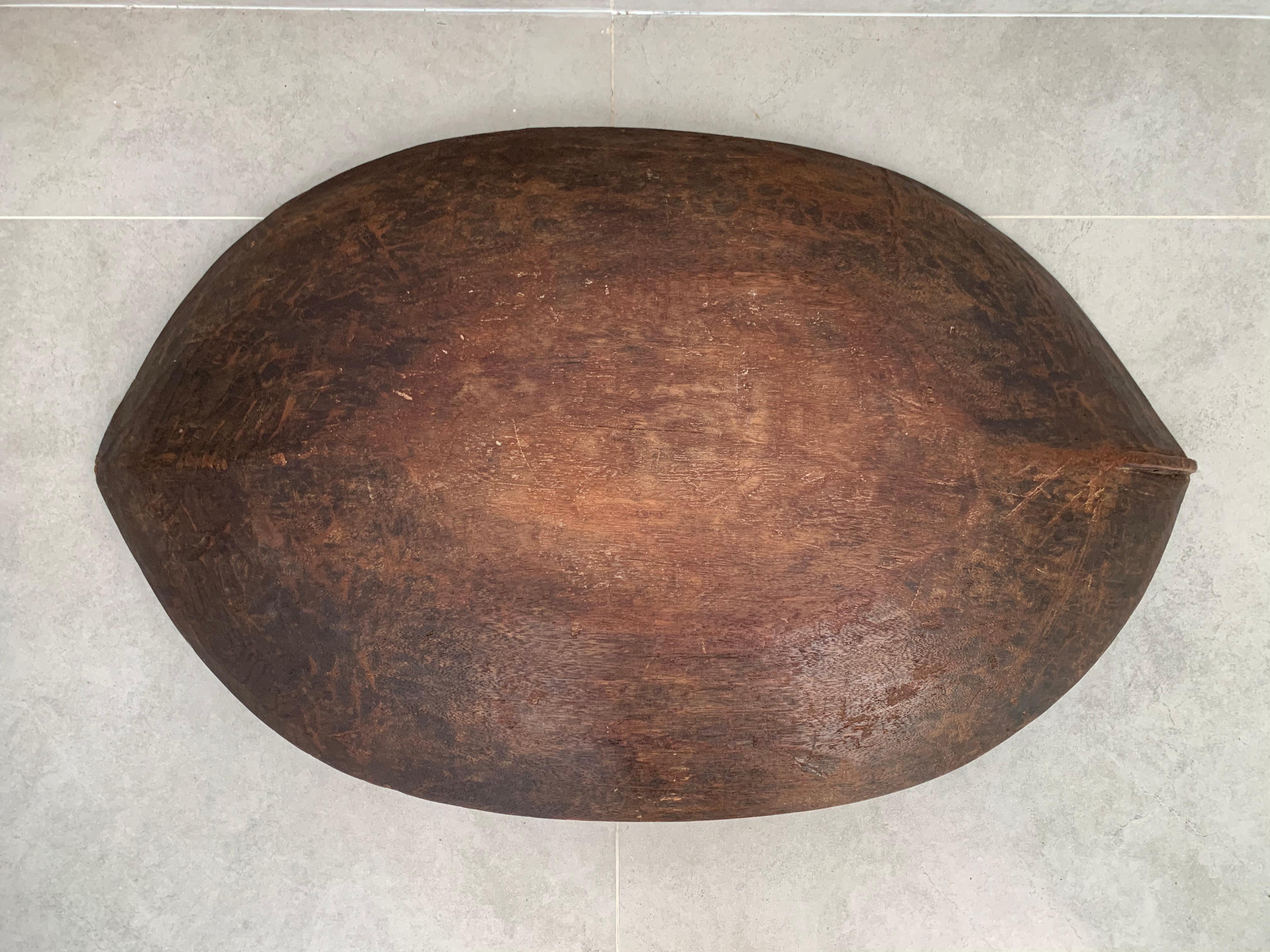 Hand-Carved Wooden Tray / Bowl Mentawai Tribe of Indonesia, Mid-20th Century  In Good Condition In Jimbaran, Bali