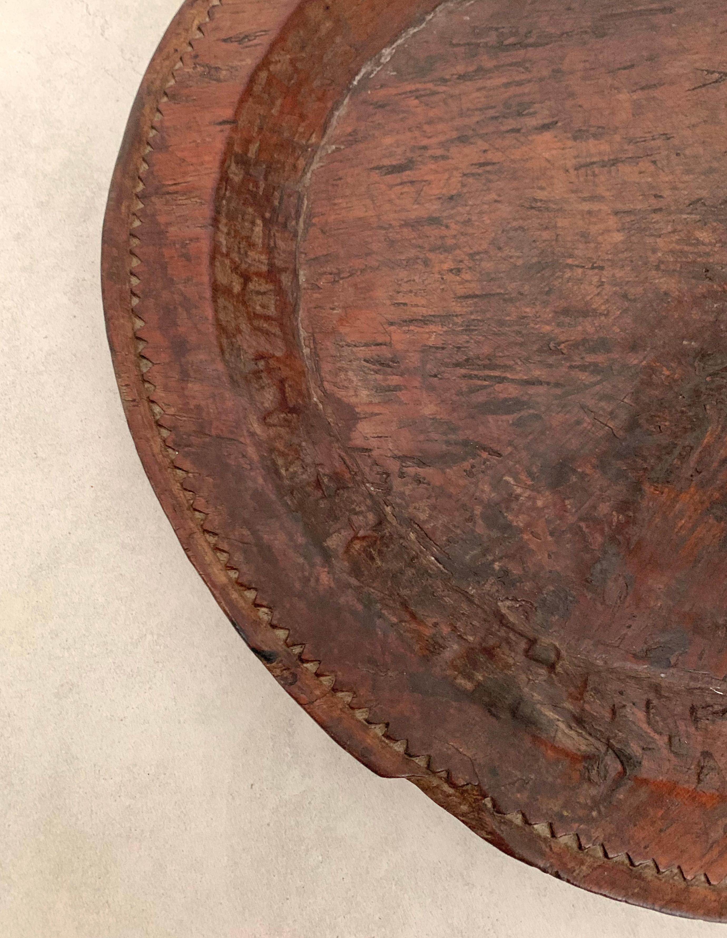 Esta bandeja tallada a mano procede de las islas Nias, Mentawai, frente a la costa oeste de Sumatra, Indonesia. Está tallada a mano a partir de un único bloque de madera. Este tipo de bandejas se utilizaban para exponer alimentos y otros objetos